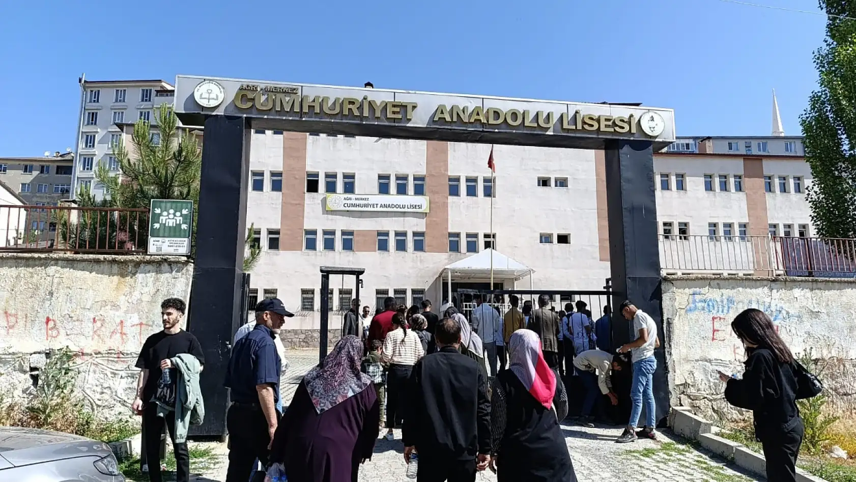 Ağrı'da binlerce genç üniversite hayali için sınavda ter döküyor