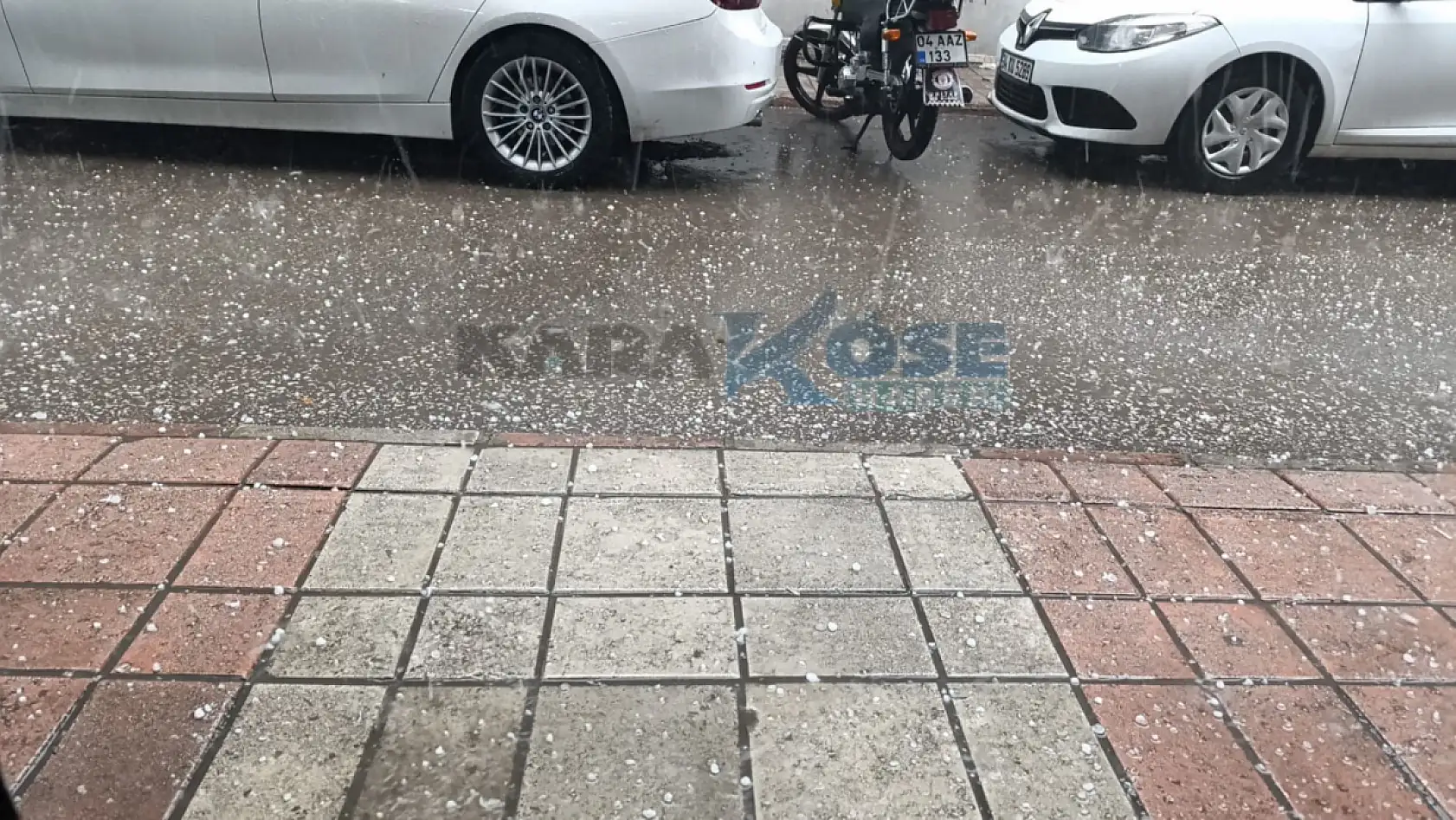 Doğubayazıt'ta misket büyüklüğünde dolu yağdı