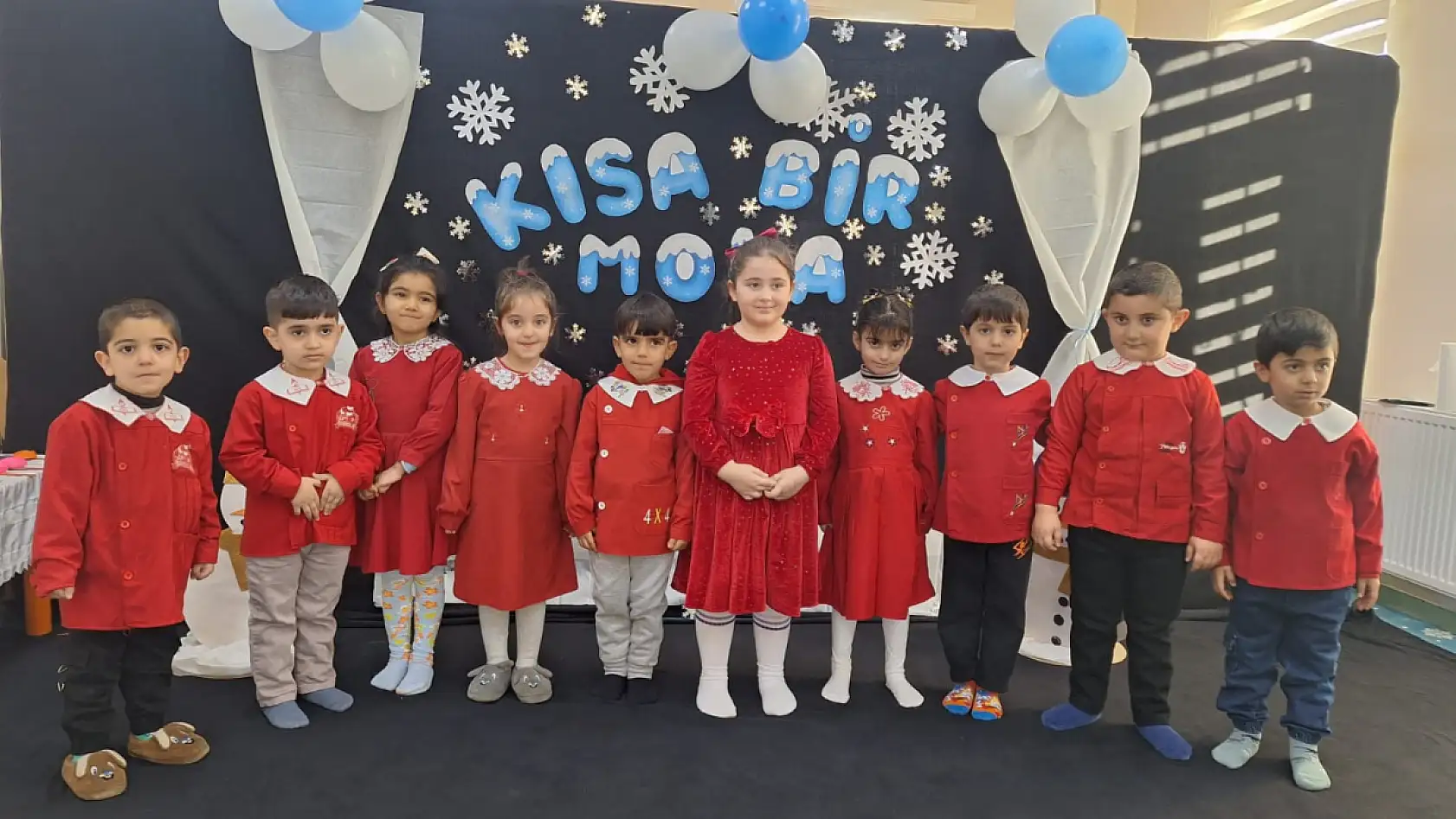 Doğubayazıt'ta karneler alındı, Kaymakam Ekinci minikleri yalnız bırakmadı