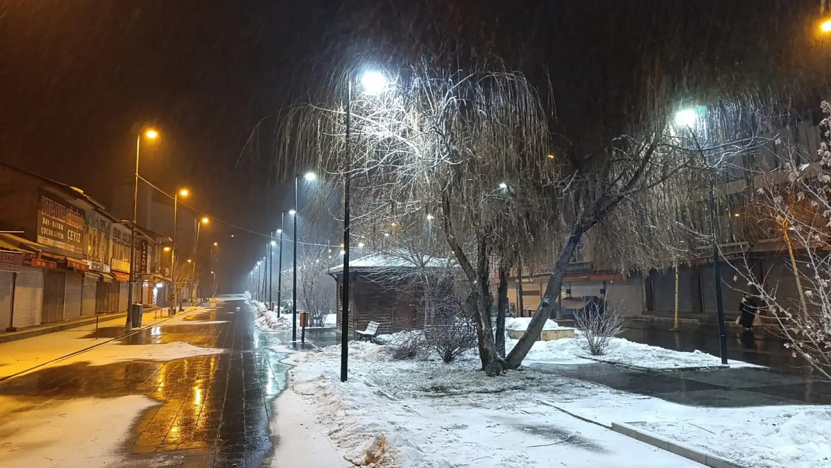Valilik uyardı, kar ince ince yağdı: Ağrı'ya kış geri döndü