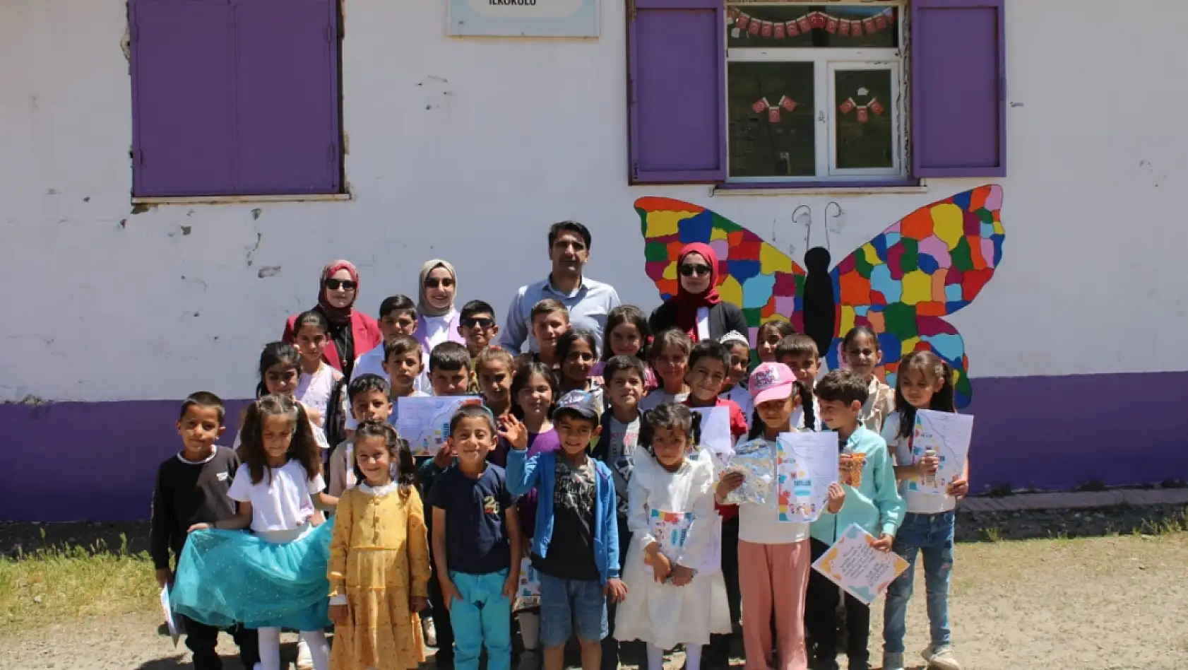 Hamur'da karne heyecanı: Öğrenciler yaz tatiline uğurlandı