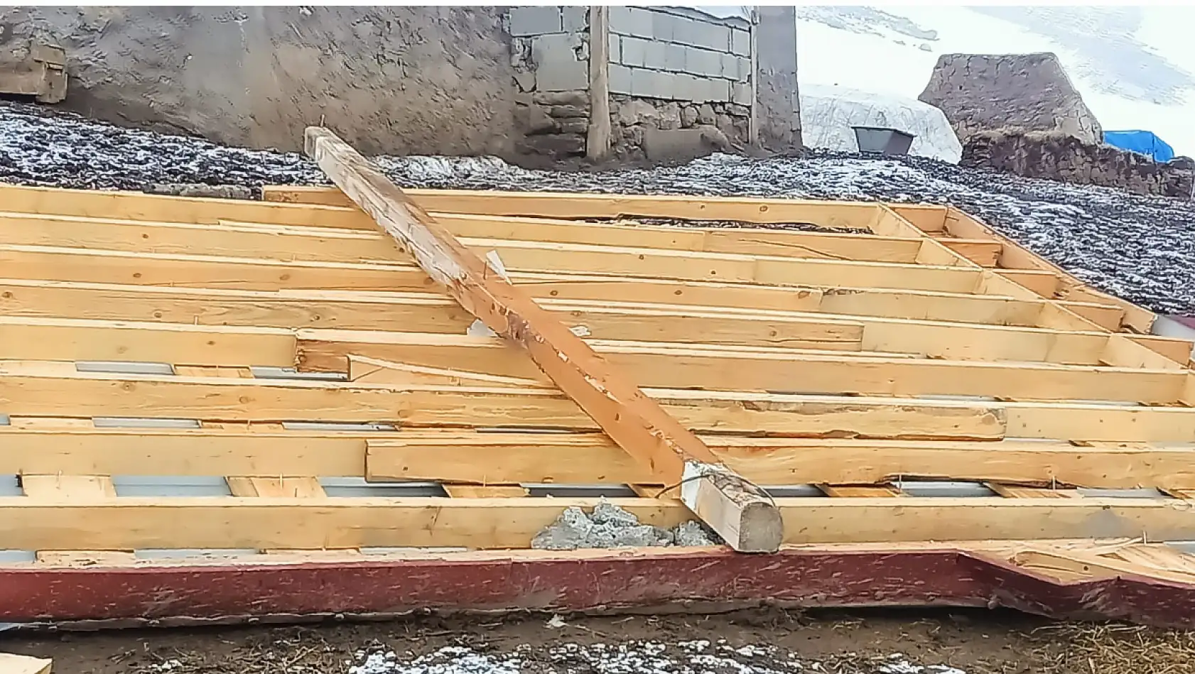 Ağrı'da fırtına yıktı geçti! Çatılar söküldü, koyunlar telef oldu
