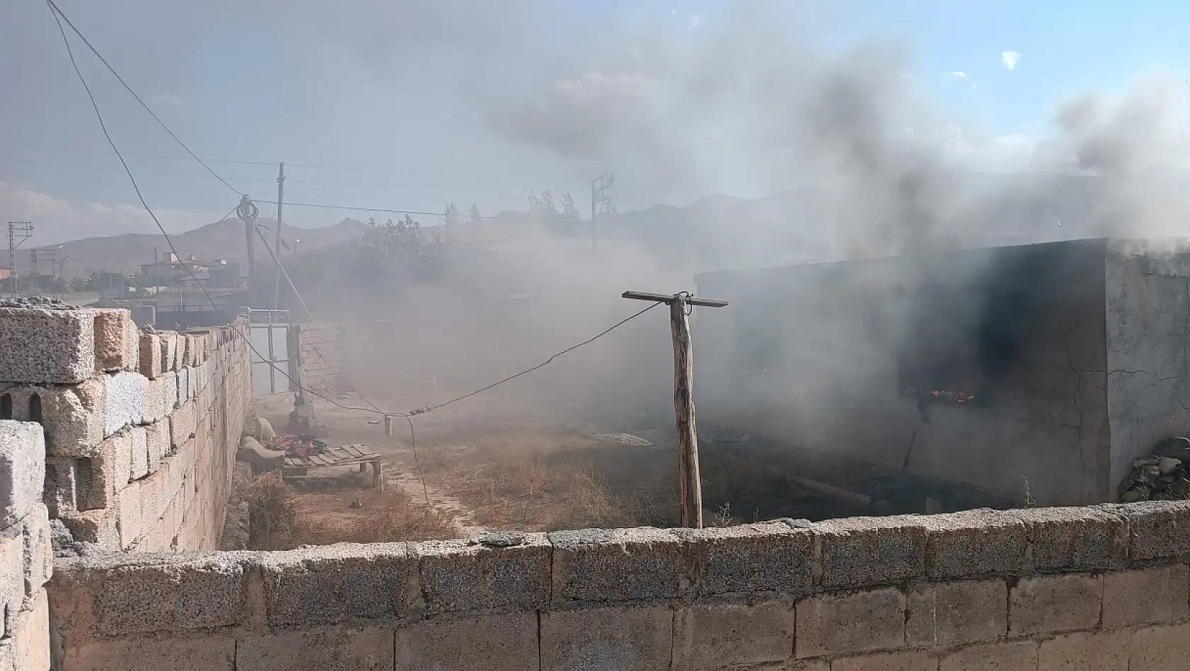 Doğubayazıt'ta alevlerin sardığı ev kullanılamaz hale geldi