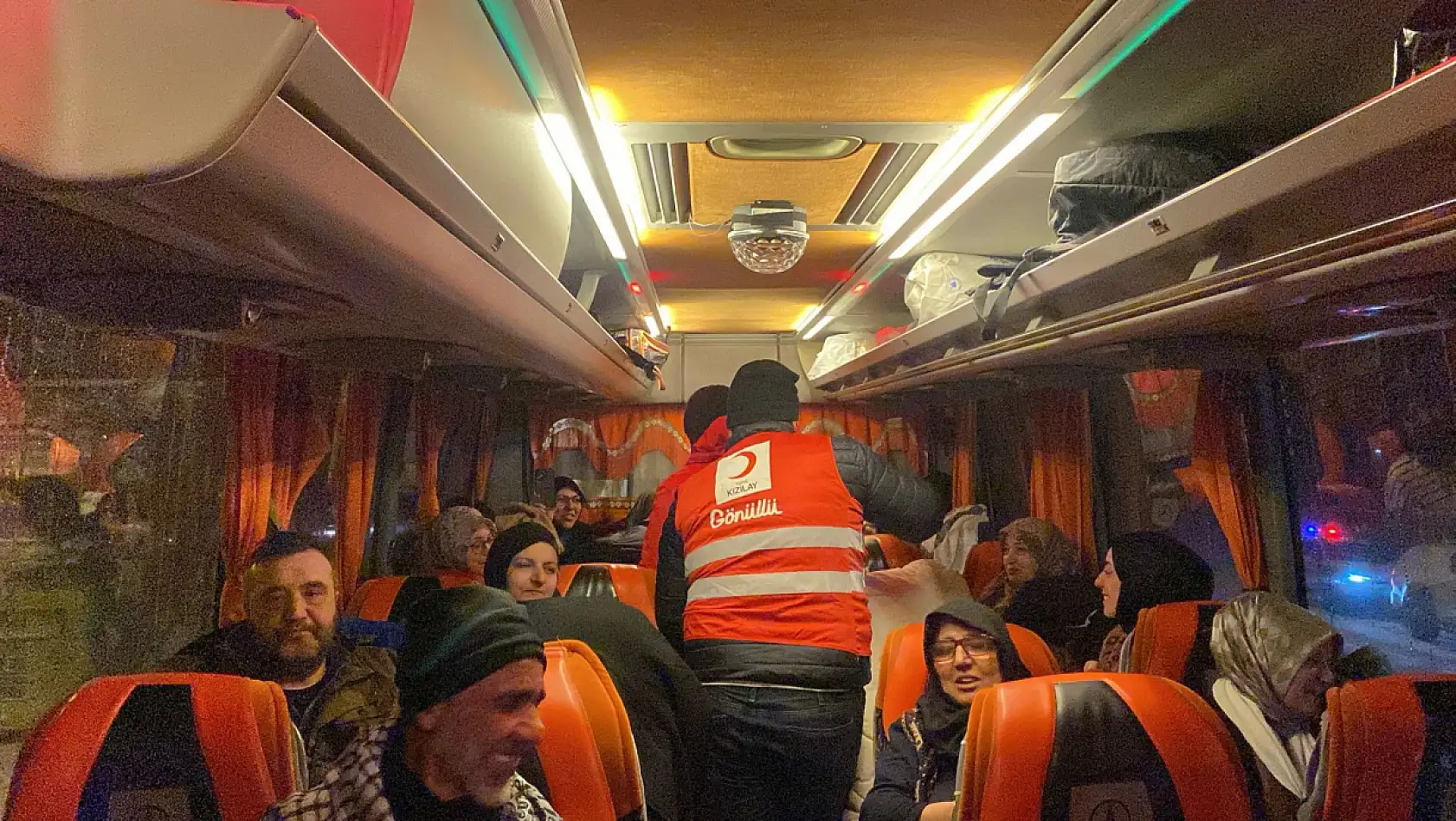 Doğubayazıt Kızılay yolda kalan vatandaşların yardımına koştu