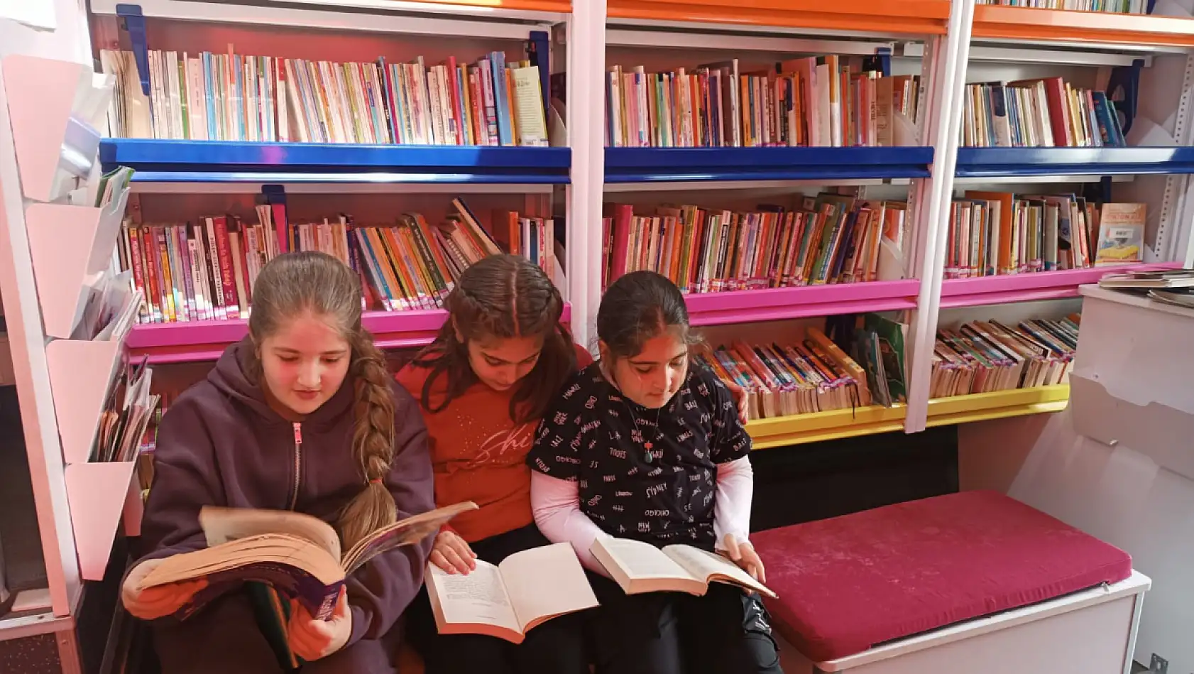 Gezici kütüphane kitap sevgisini Ağrı Doğa Koleji'ne taşıdı