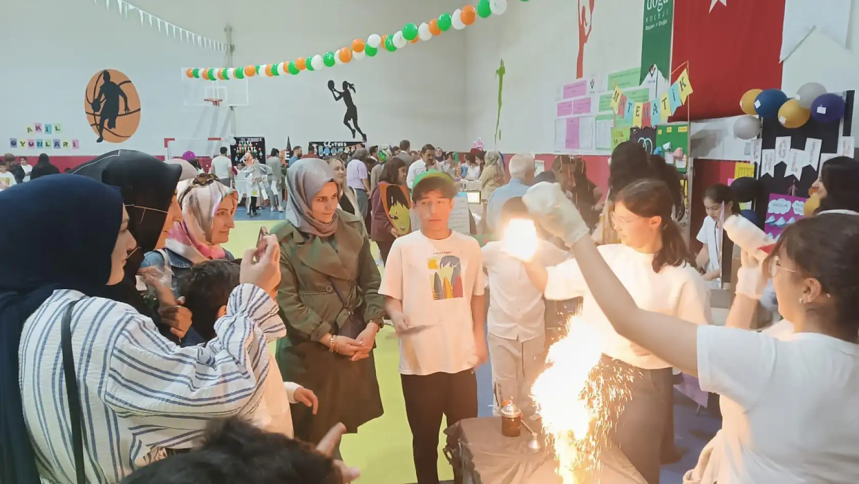 Ağrı Doğa Koleji'nde bilimsel projeler ve yardım eli aynı çatıda buluştu