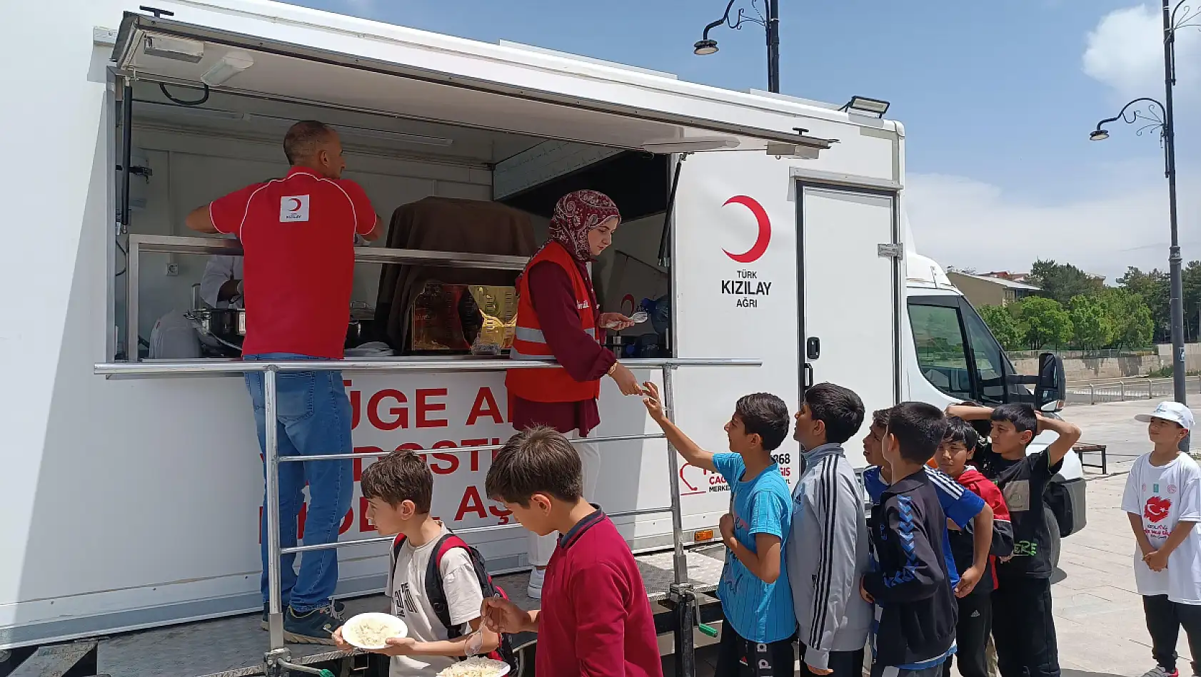 Ağrı Kızılay gönüllüleri bilim şenliğinde gençleri yalnız bırakmadı