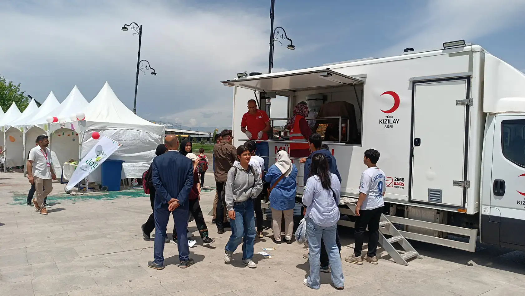Ağrı Kızılay gönüllüleri bilim şenliğinde gençleri yalnız bırakmadı