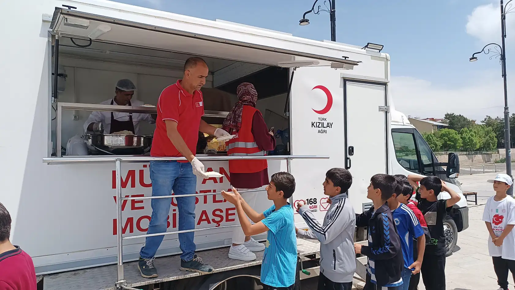 Ağrı Kızılay gönüllüleri bilim şenliğinde gençleri yalnız bırakmadı