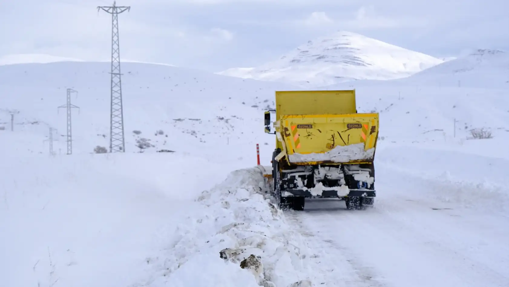 Ağrı'da ekipler kırsalda karla mücadeleye devam ediyor