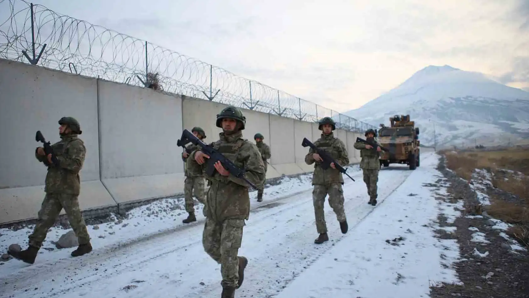 Ağrı'da Hudut Kartalları yeni yılı nöbette karşıladı