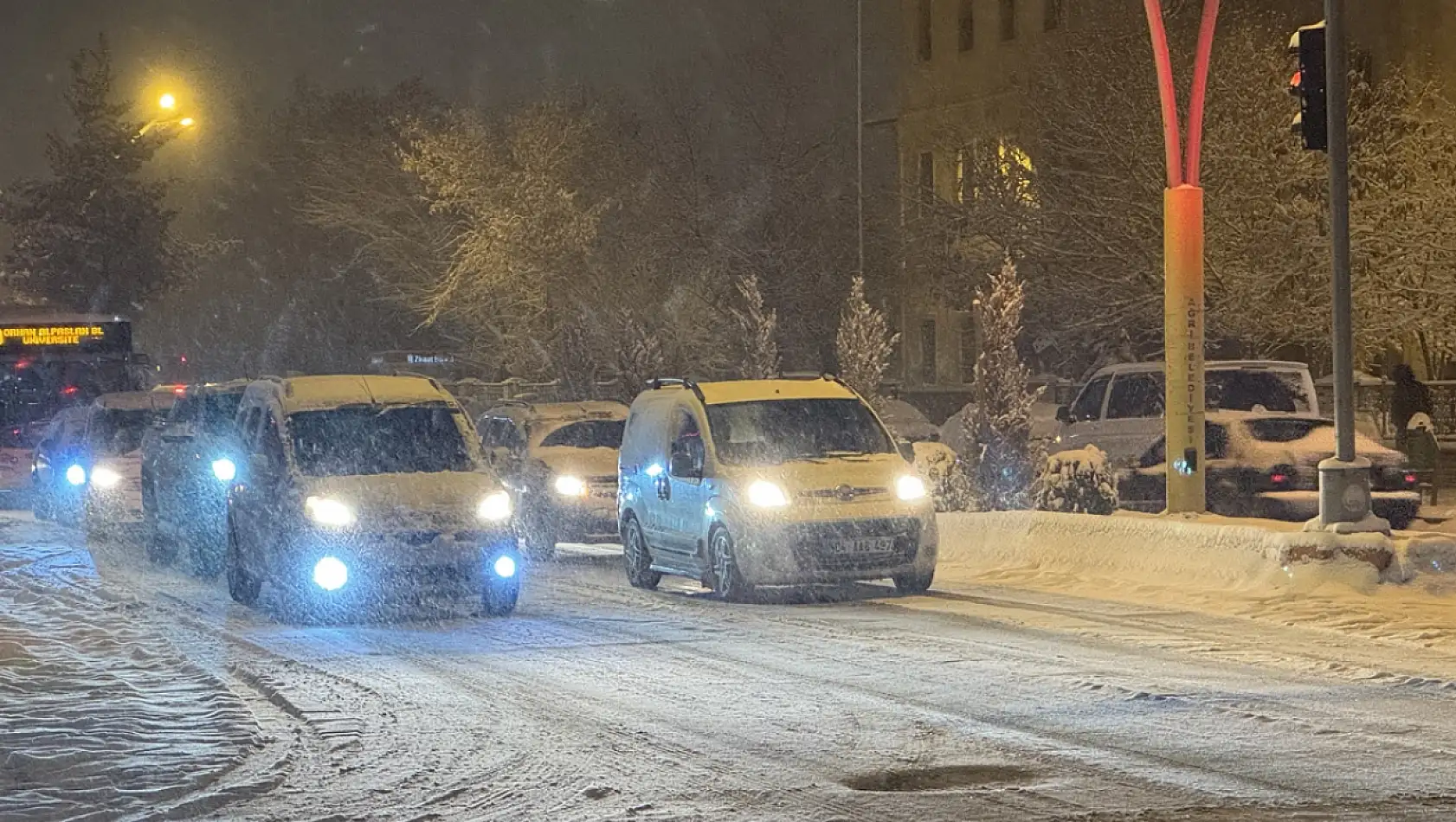 Ağrı'da kar ve tipi ulaşımı zorlaştırıyor