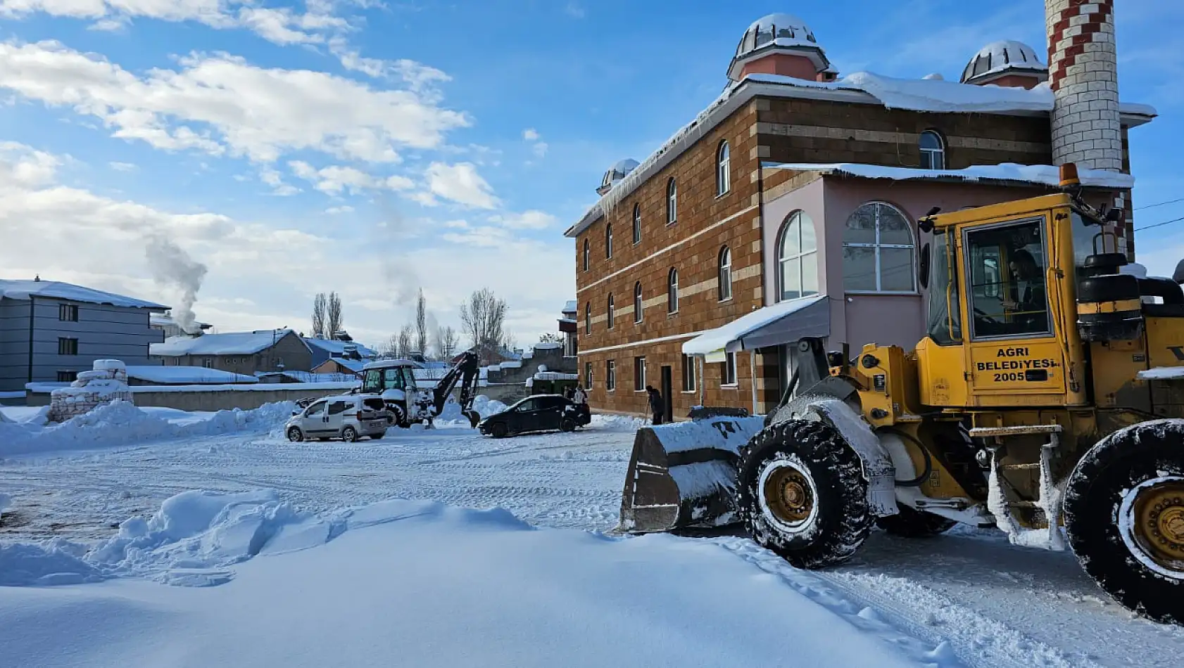Ağrı'da taziye evlerinin çevreleri kardan temizlendi