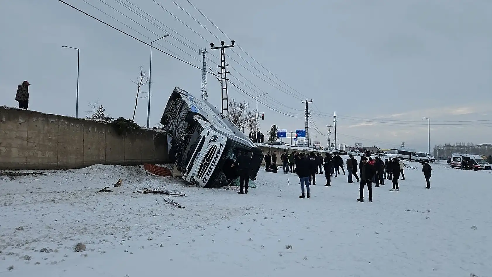 Ağrı Patnos'ta yolcu otobüsü kazası: Araziye devrilen otobüste 16 kişi yaralandı