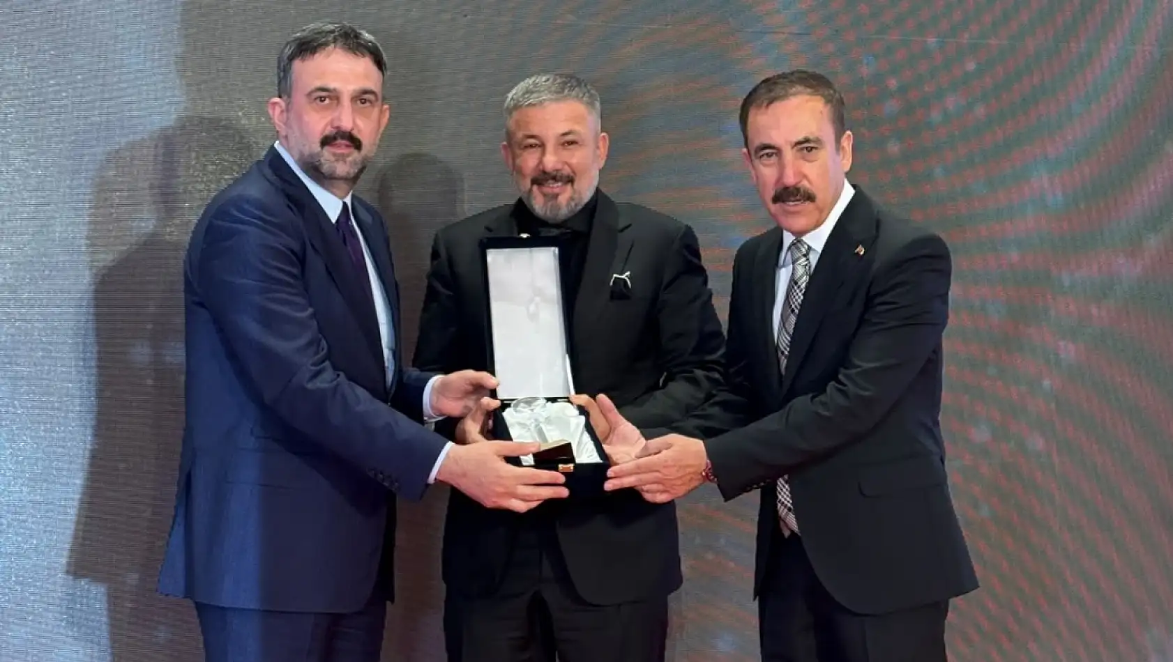 Ağrılı iş insanı Azad Medeni Kahraman'a 'Yılın İş İnsanı' ödülü