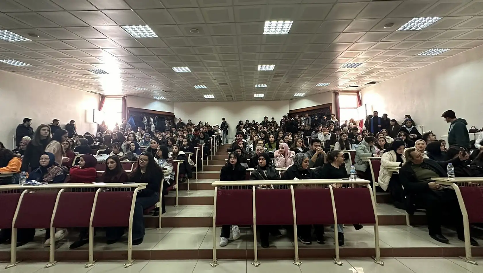 Atatürk Üniversitesi'nde Girişimcilik ve Sektöre Geçiş Söyleşisi Düzenlendi