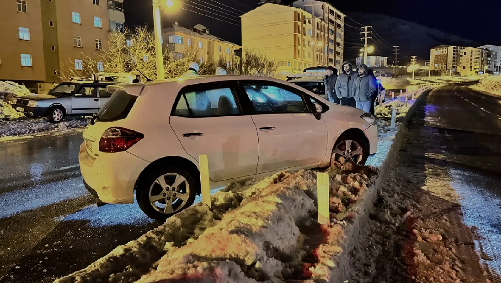 Bitlis'te dört araç aynı noktada kontrolden çıktı