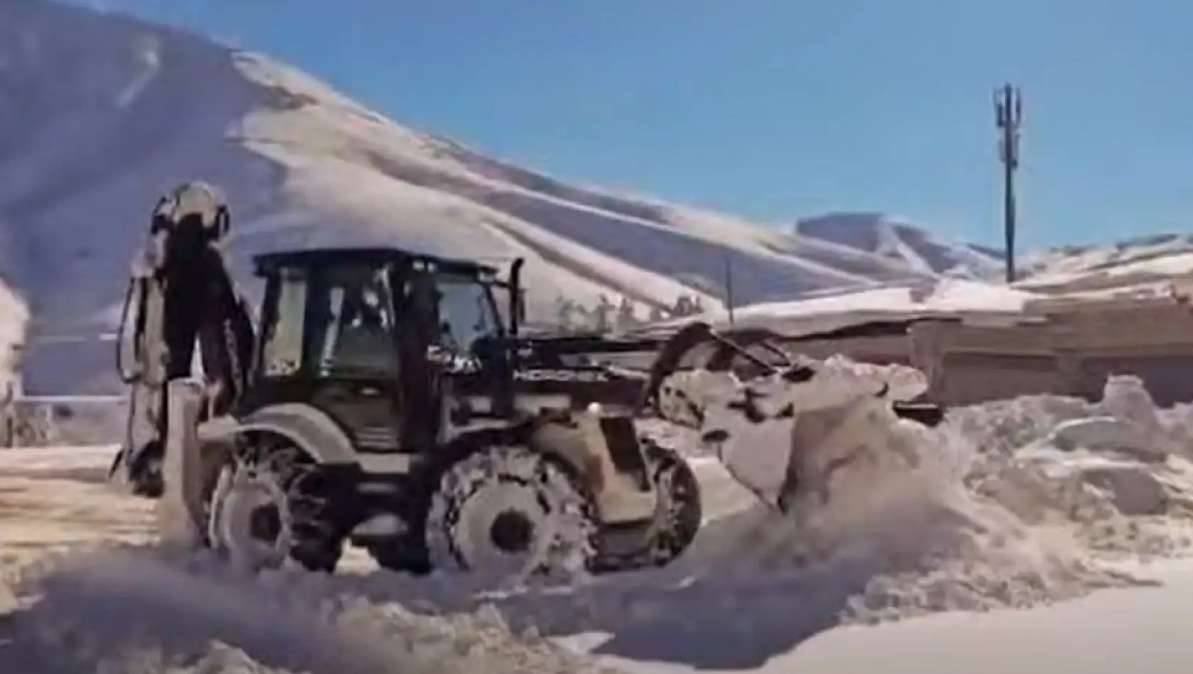 Bitlis'te Karla Mücadele Çalışmaları Aralıksız Sürüyor