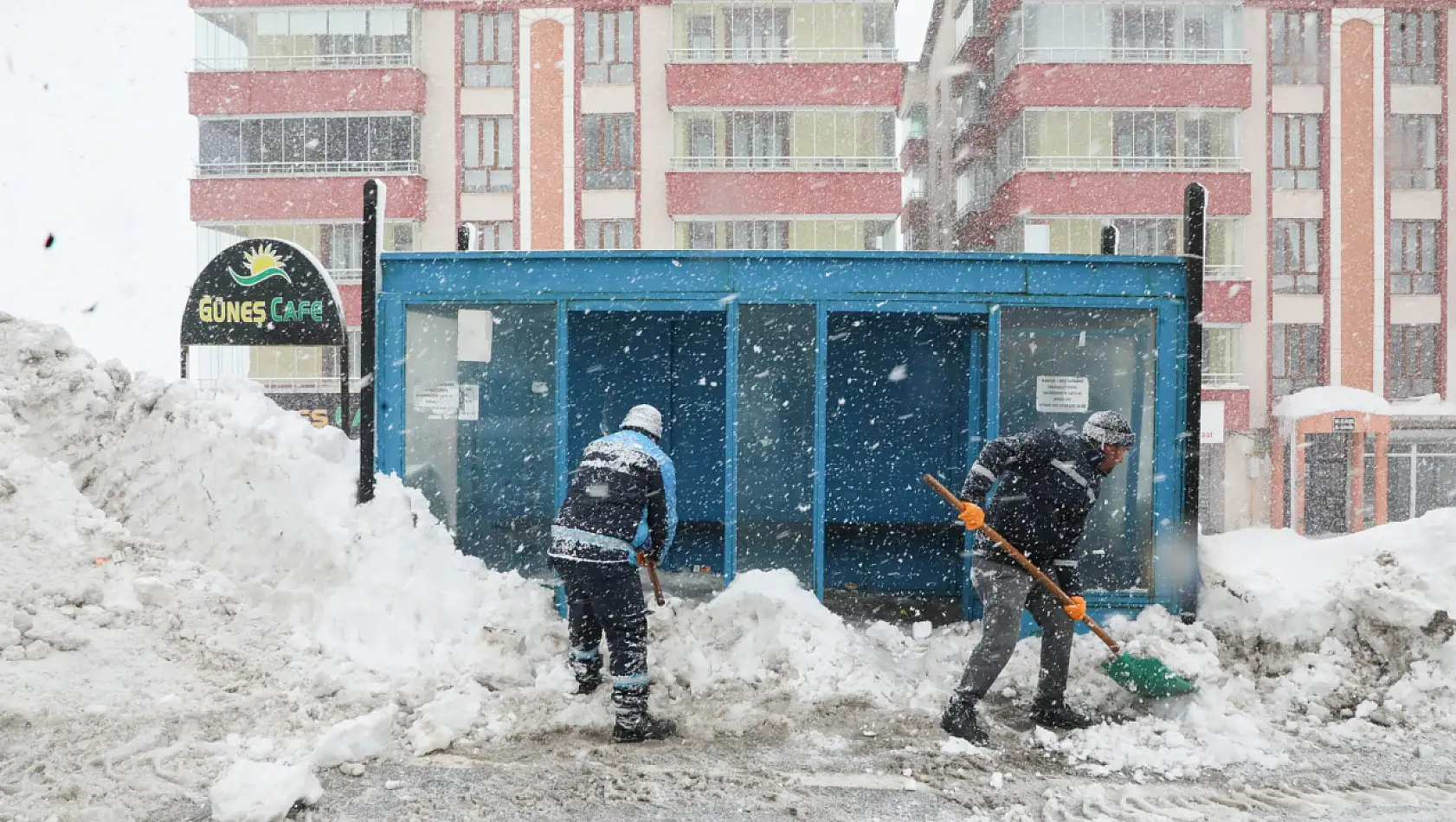 Bitlis'te Otobüs Duraklarında Kar ve Buz Temizliği Yapıldı