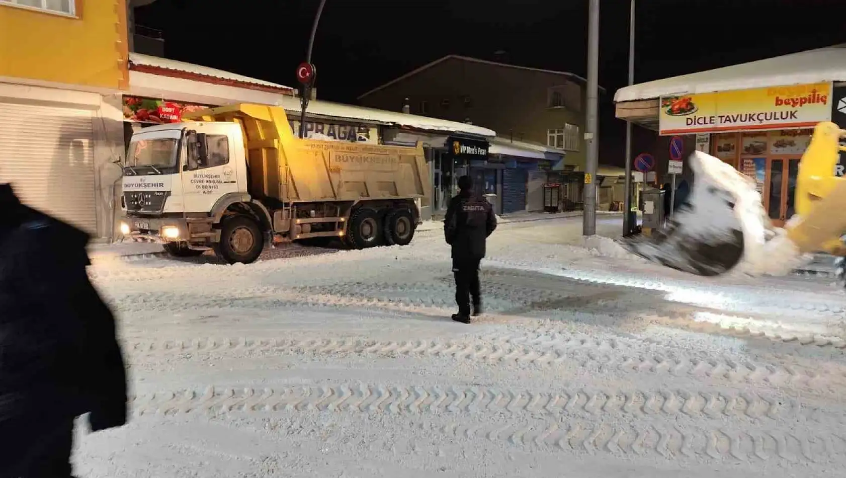Diyadin'de yoğun karla mücadele sürüyor