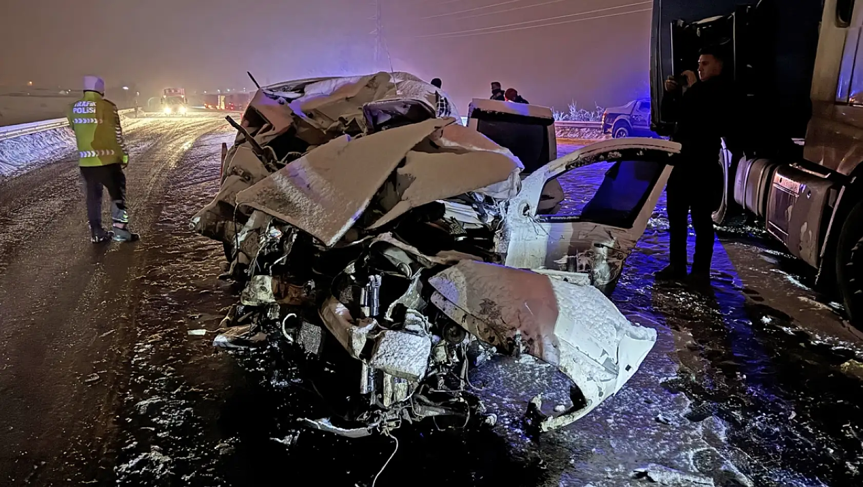 Erzurum'da araç kağıt gibi ezildi: 4 kişi hayatını kaybetti