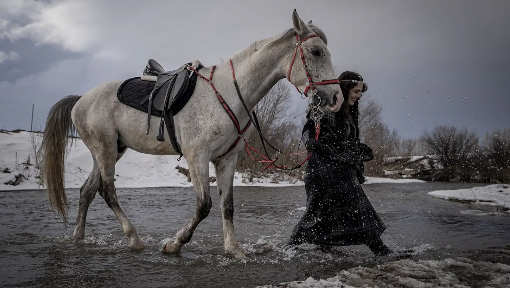 Erzurum'da karla kaplı arazide atlı safari keyfi