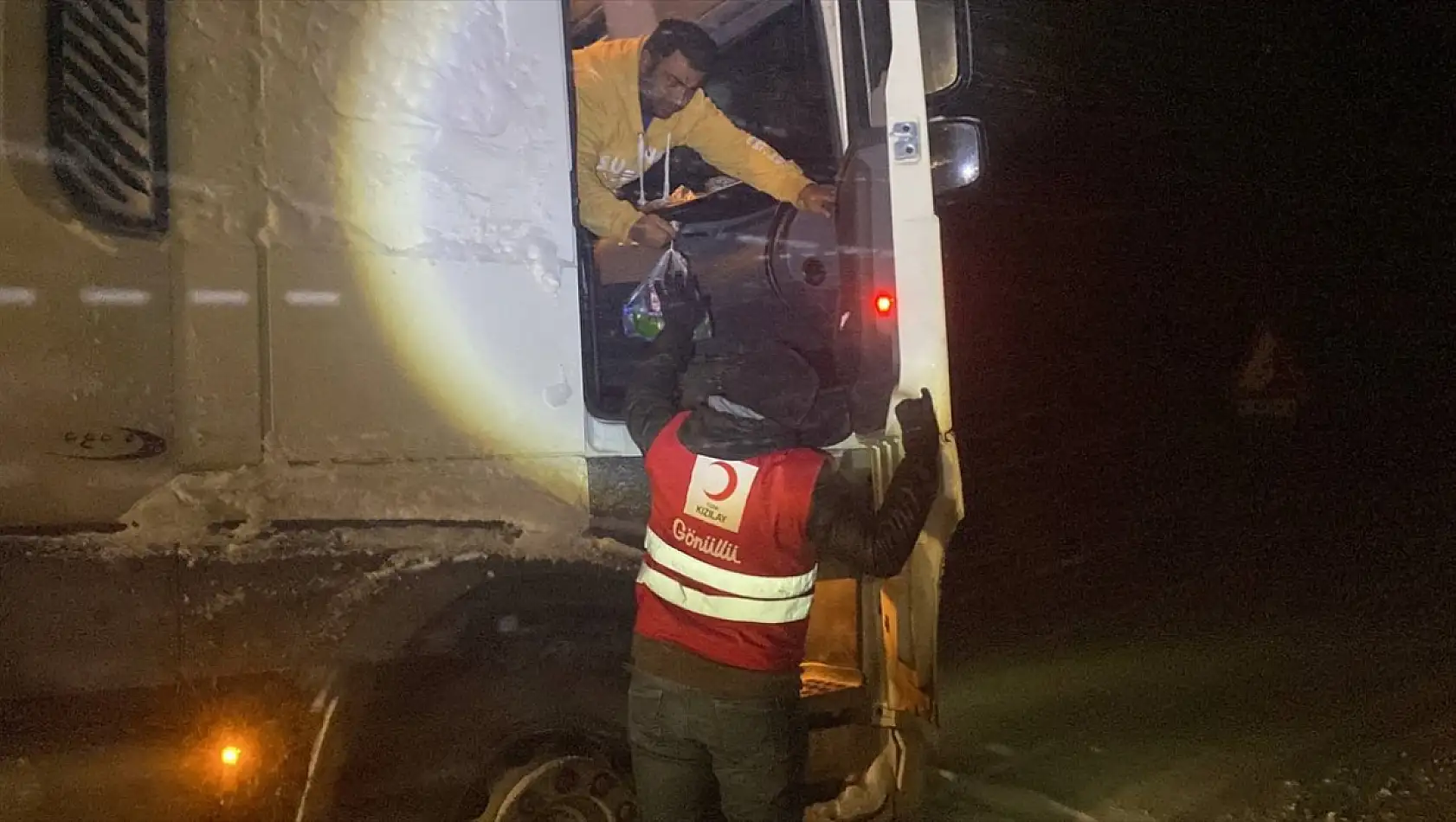 Ağrı'da Tendürek geçidi kar ve tipi nedeniyle geçilemedi