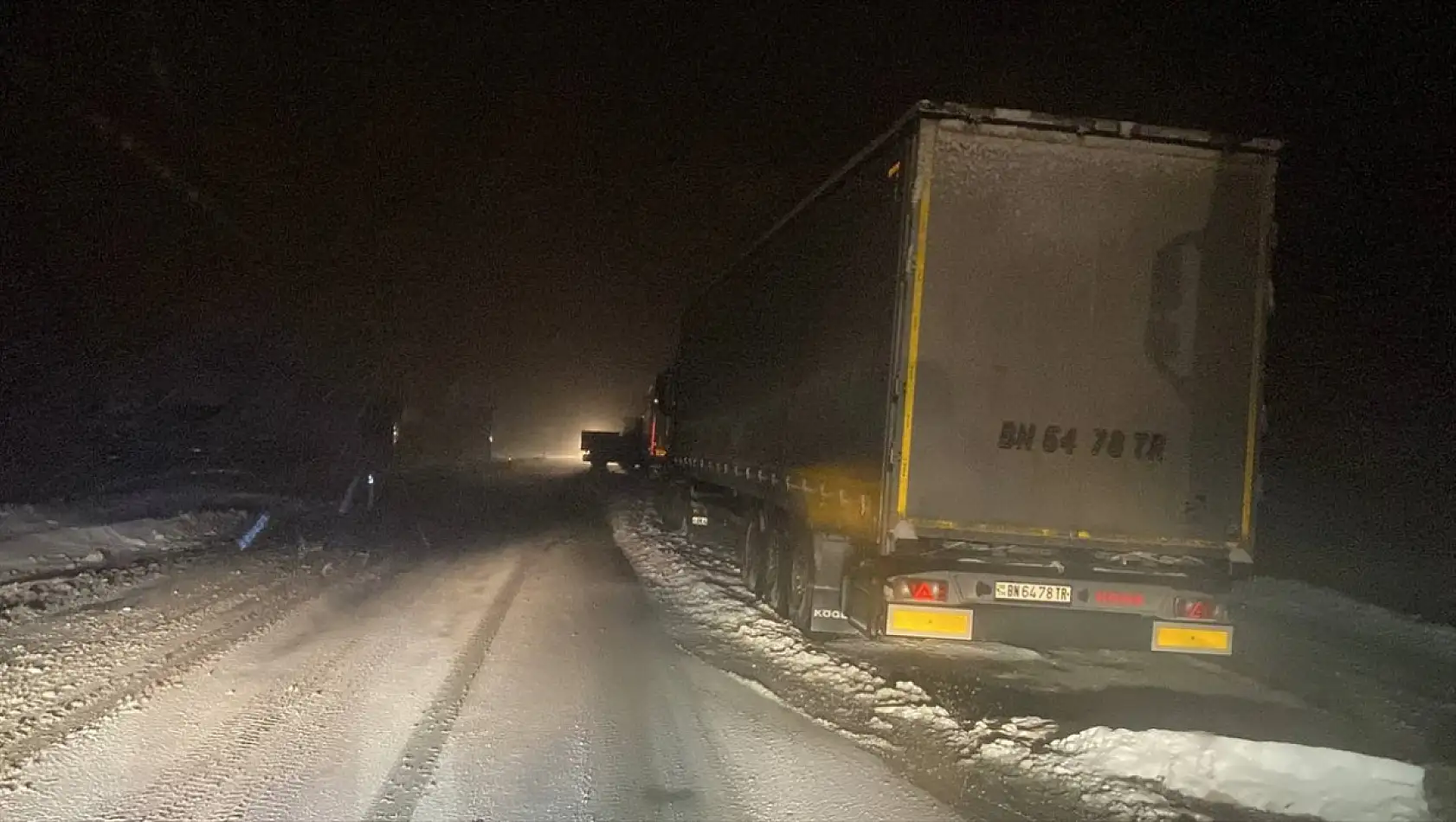 Ağrı'da Tendürek geçidi kar ve tipi nedeniyle geçilemedi