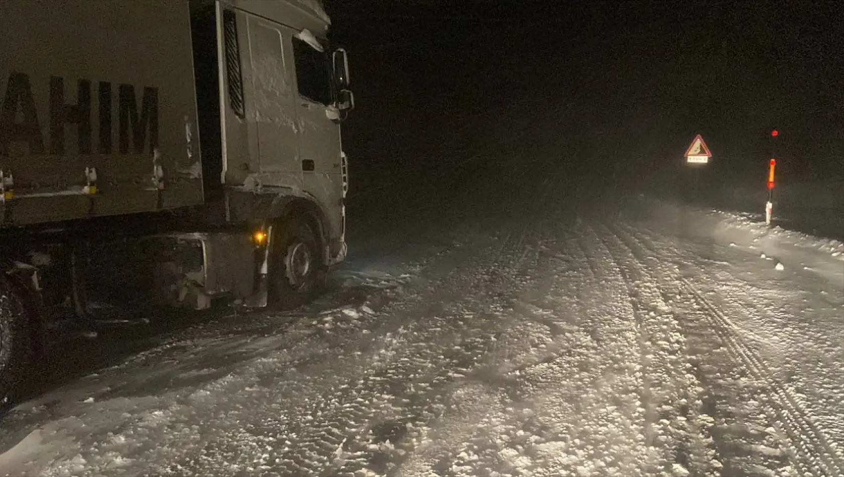 Ağrı'da Tendürek geçidi kar ve tipi nedeniyle geçilemedi