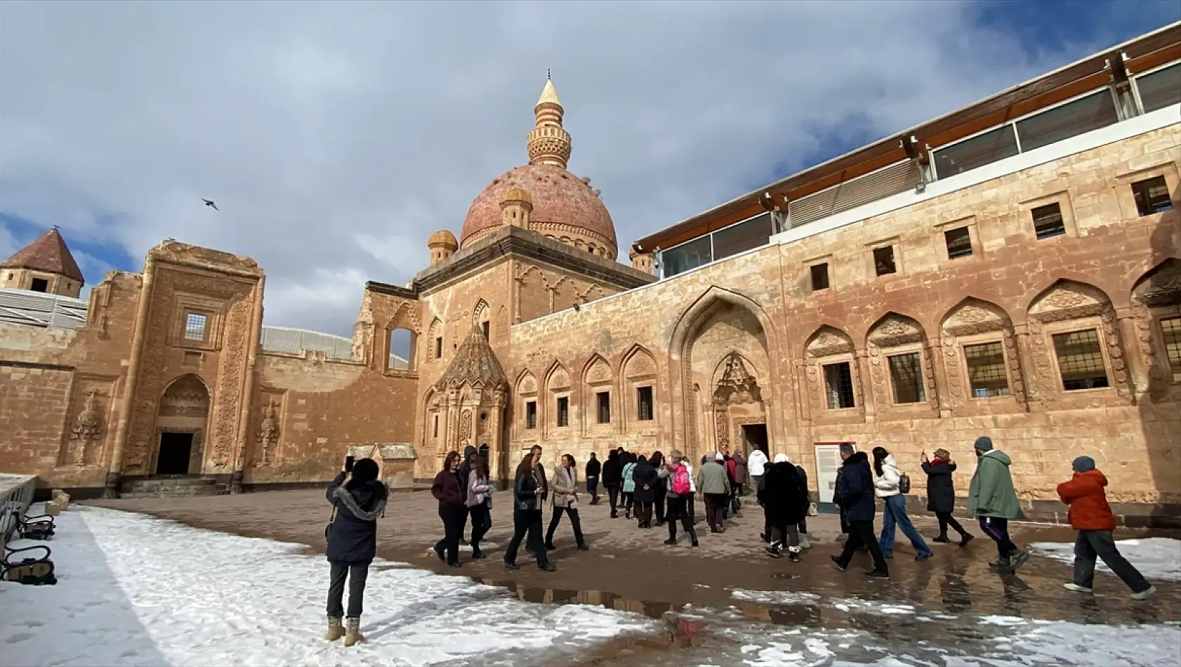 Kar altında saklanan asırlık ihtişam vatandaşı büyülüyor