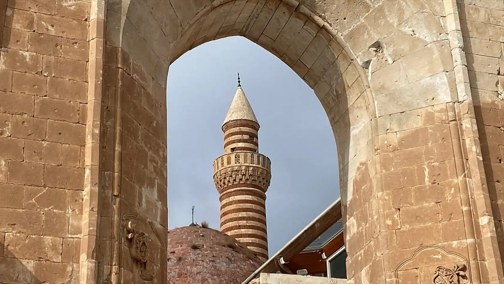 Kar altında saklanan asırlık ihtişam vatandaşı büyülüyor