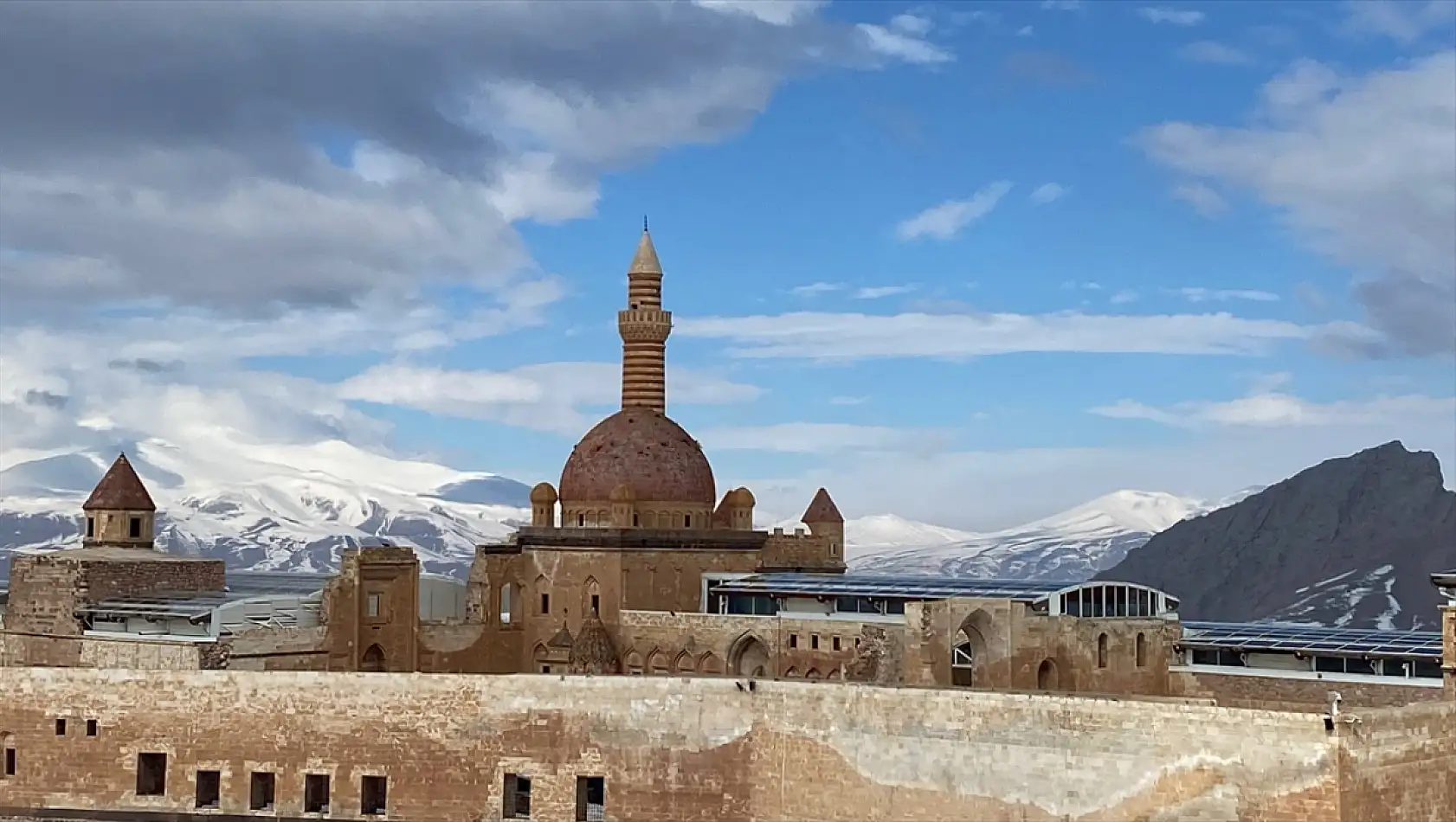 Kar altında saklanan asırlık ihtişam vatandaşı büyülüyor