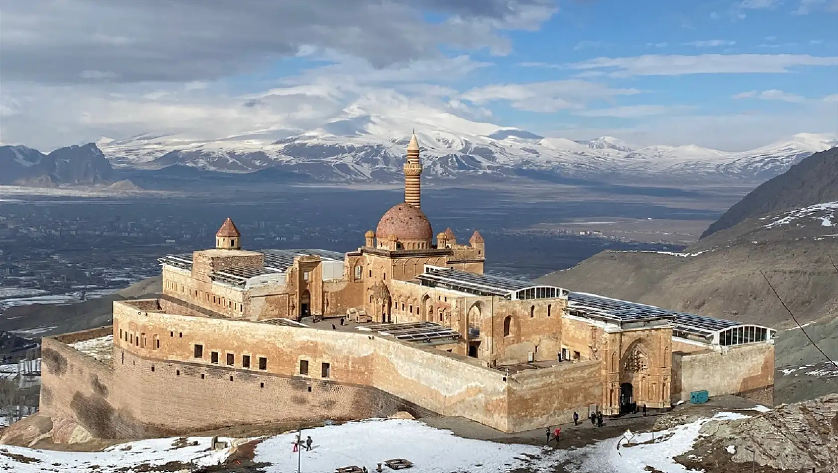 Kar altında saklanan asırlık ihtişam vatandaşı büyülüyor