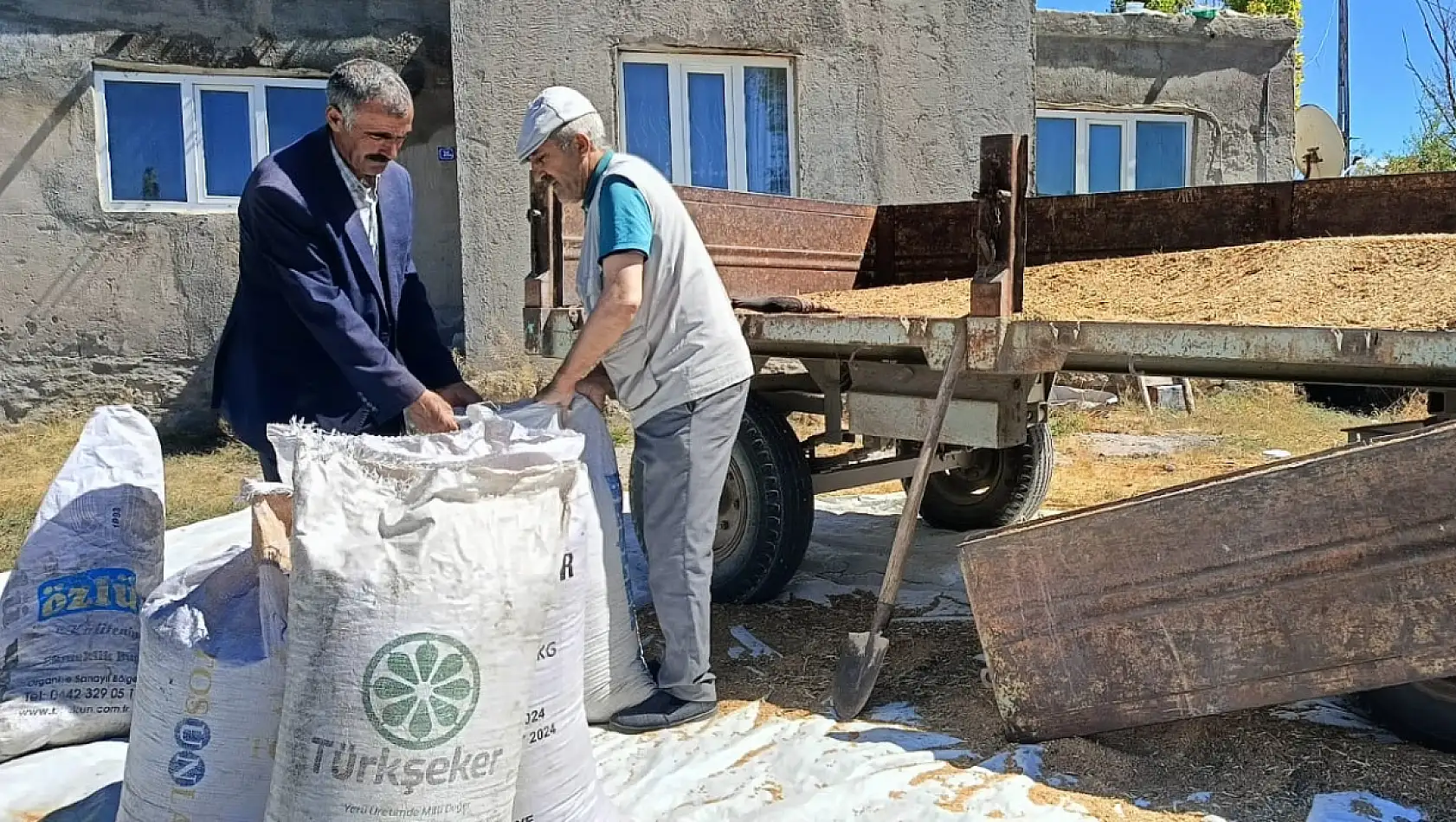 Ağrı'da çiftçinin gelecek yıl umudu torbalarda saklanıyor