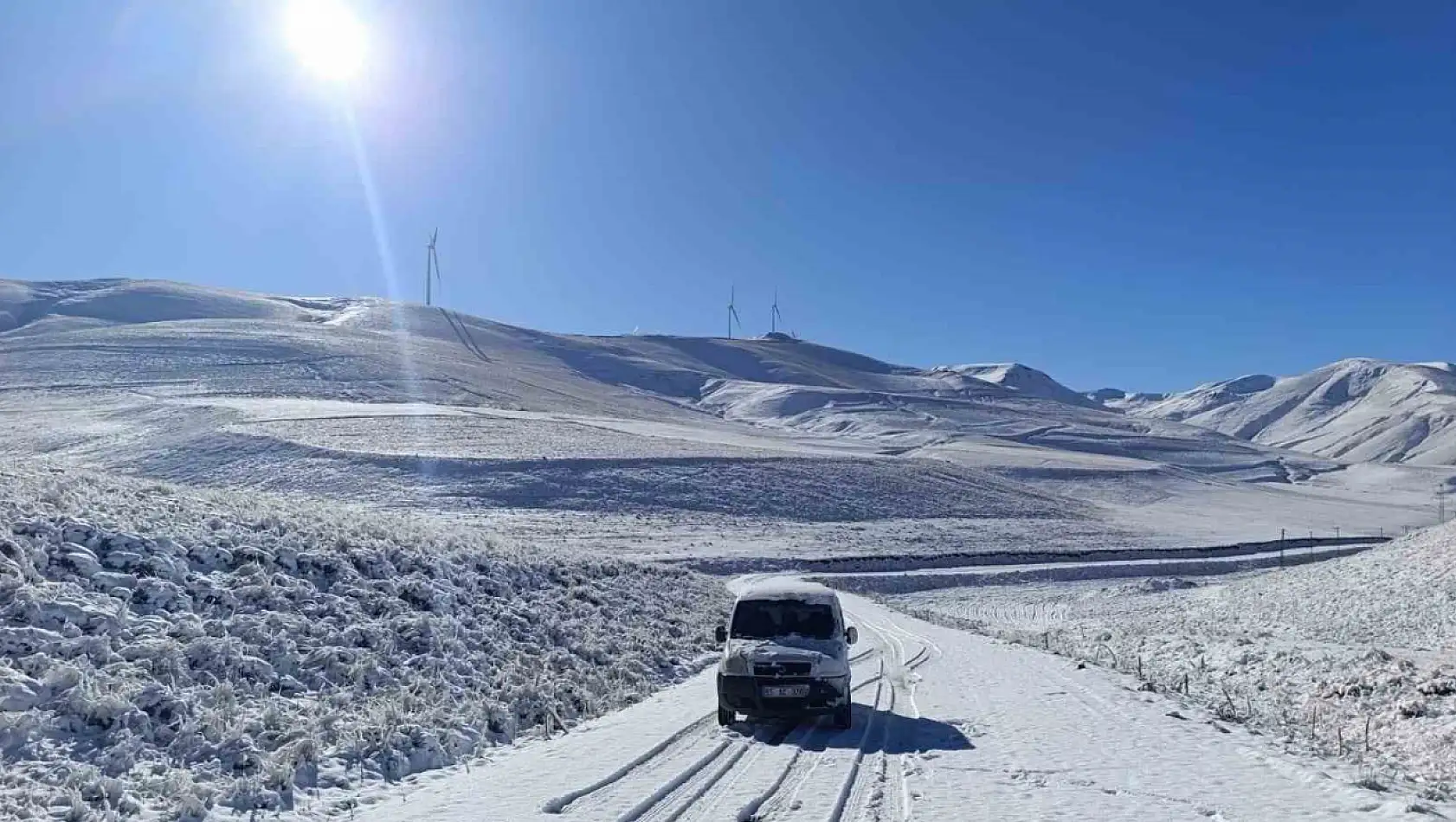 Gündoğdu köyü karla örtüldü