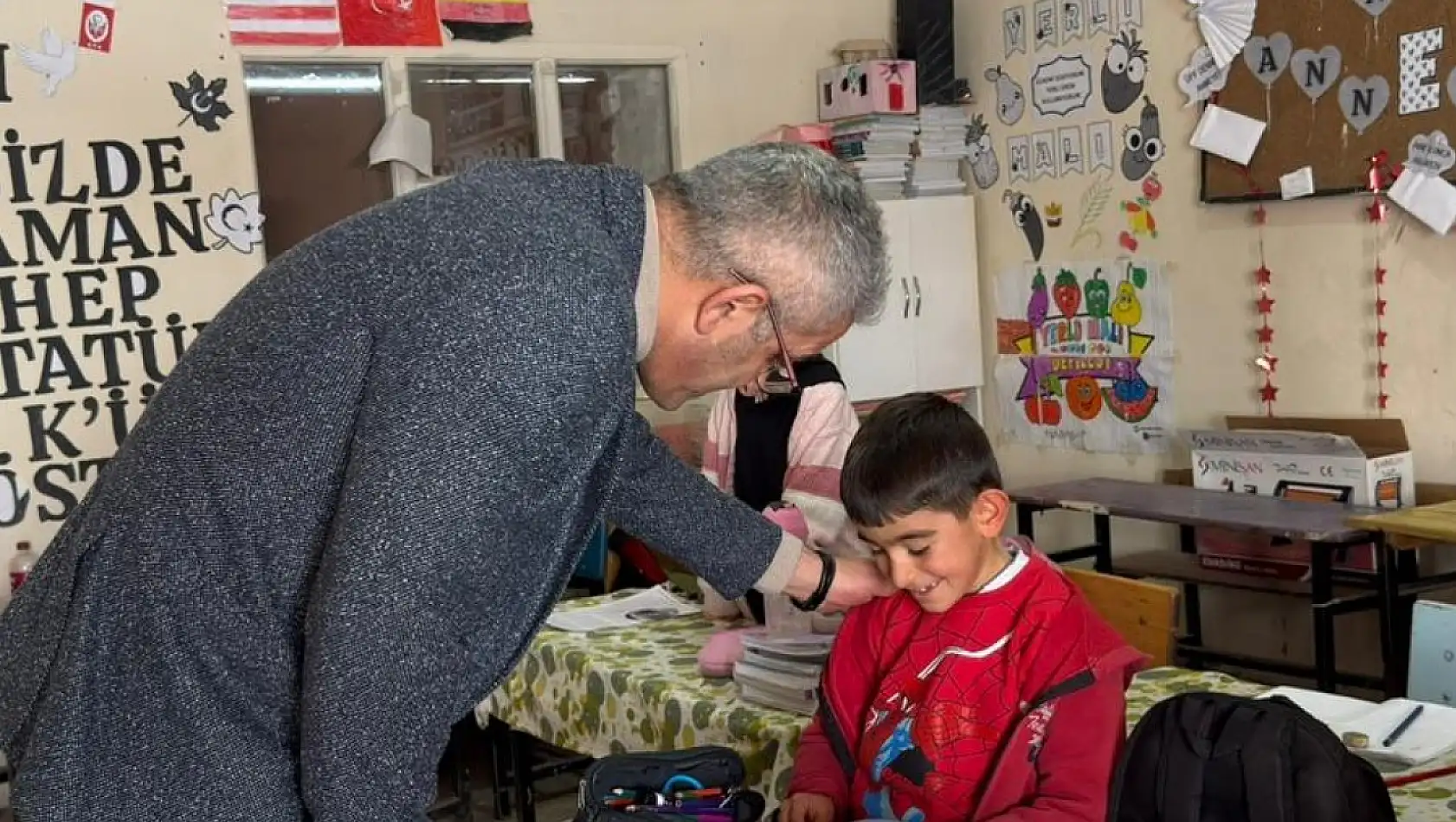 Hallaç İlkokulu'nda öğrencilerle buluşan Şen, eğitim sürecini inceledi