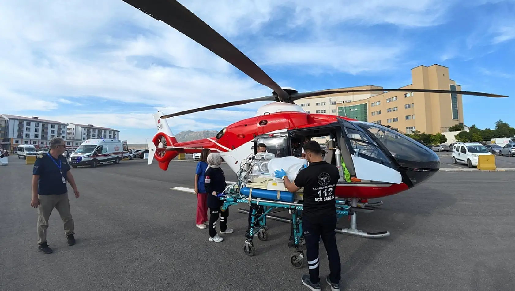 Kalp hastası 1 günlük bebek için ambulans helikopter havalandı