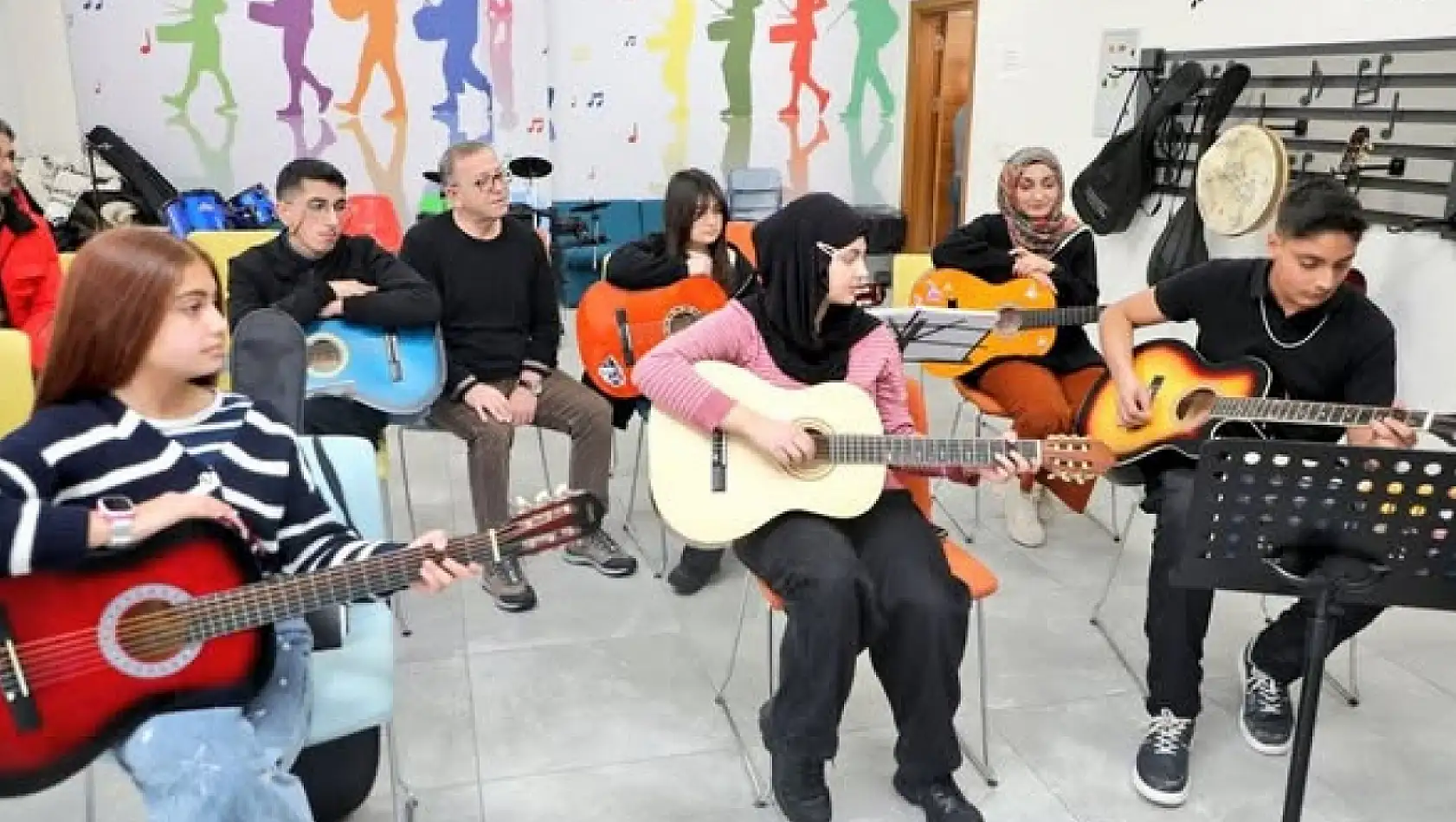 Kars Valisi Ziya Polat'tan Gençlik Merkezi Ziyareti