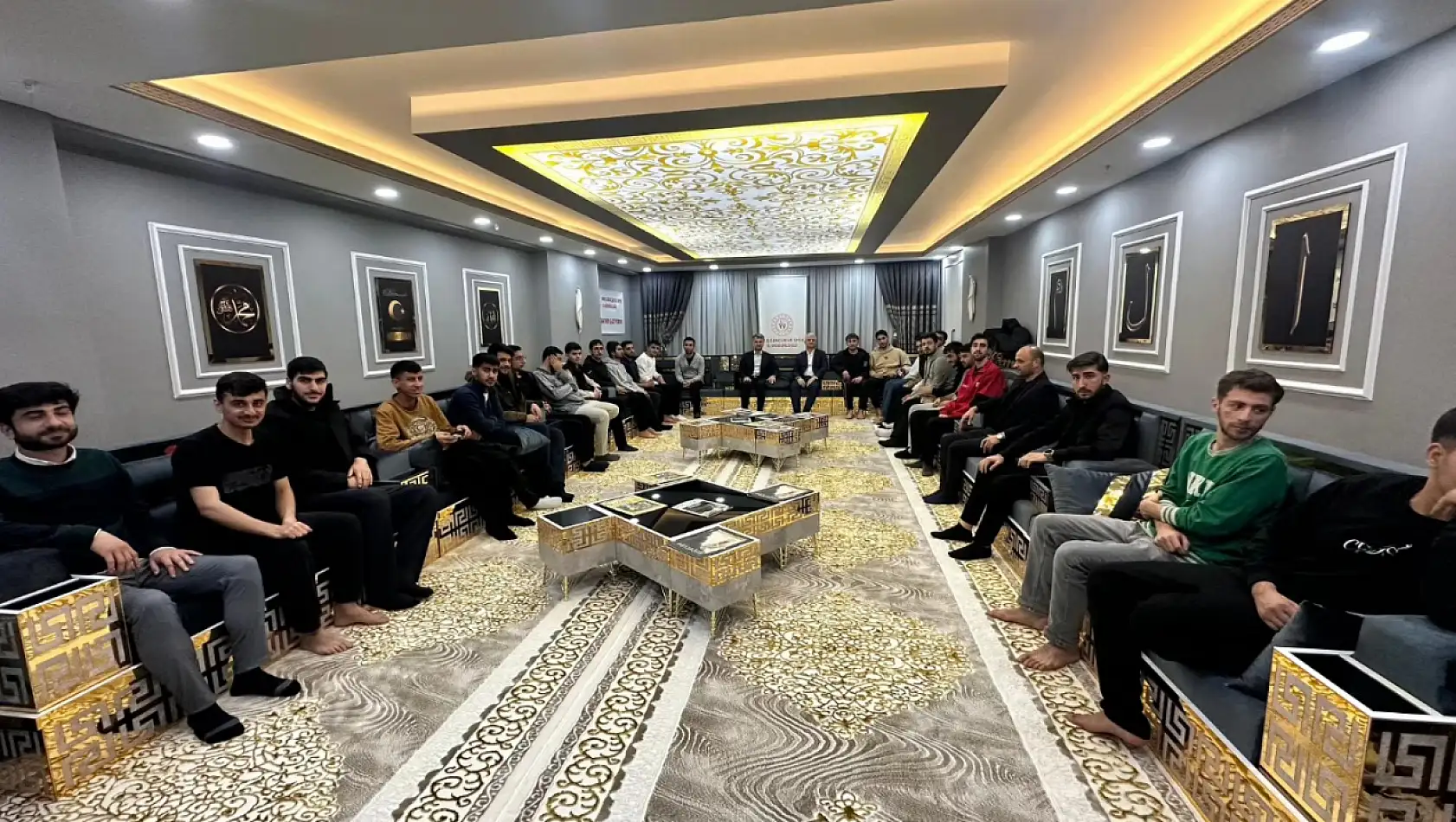 Muş İl Müftüsü İbrahim Yavuz, KYK Yurdunda Öğrencilerle Gençlik Buluşmasında Bir Araya Geldi