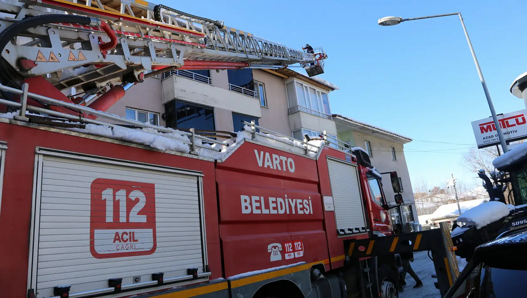 Muş Varto'da Buz Sarkıtları ve Kar Temizleme Çalışmaları Sürüyor