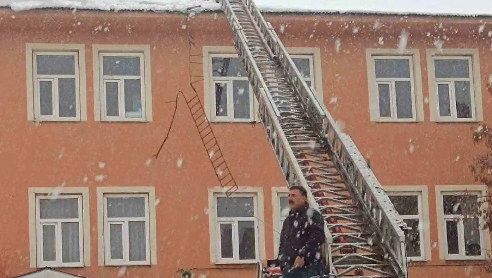 Patnos'ta buz temizliği devam ediyor