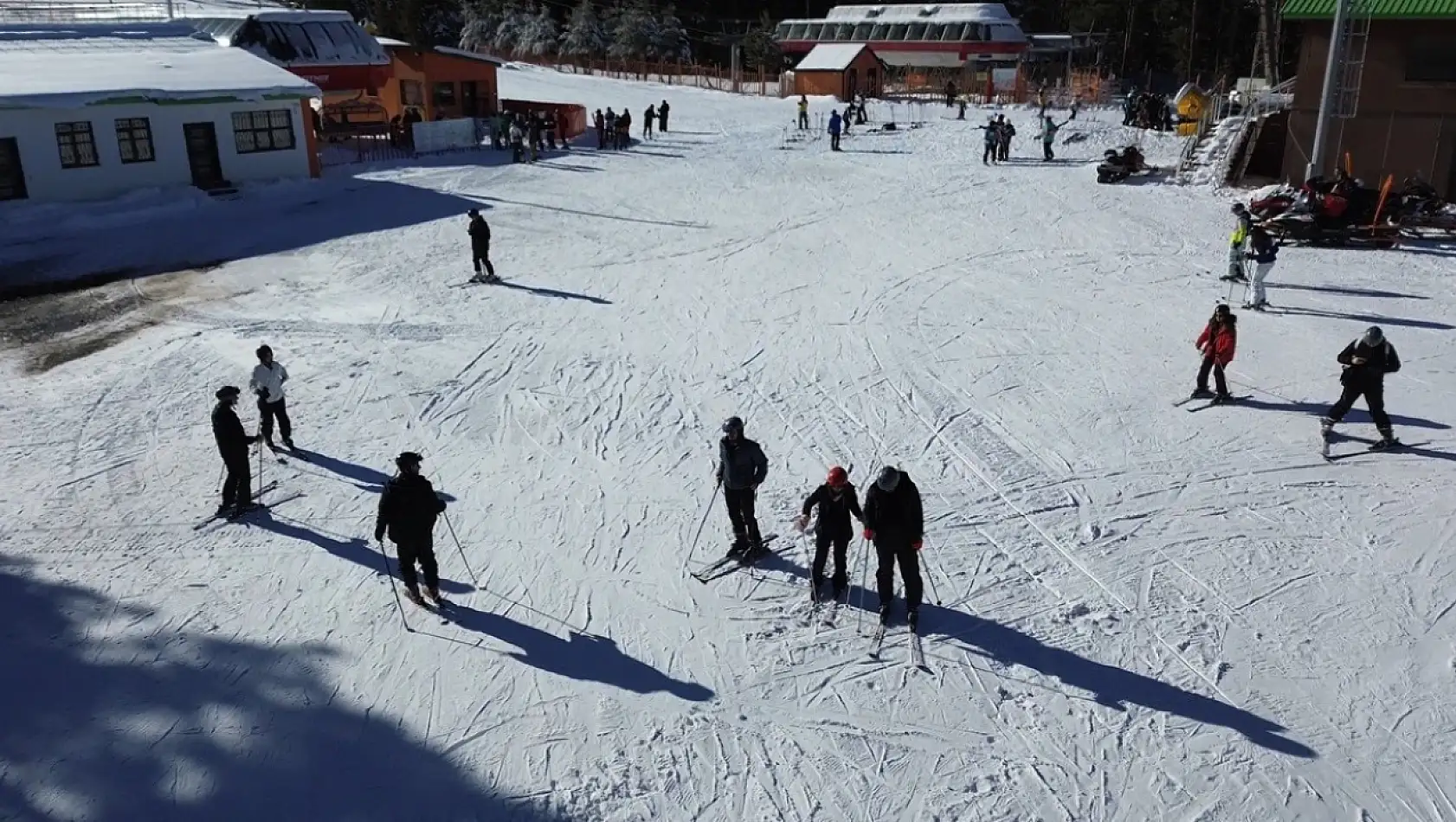 Sarıkamış Kayak Merkezi'ne yoğun ilgi, kristal kar ve eşsiz manzaralarla kış sezonu coşkulandıyor!