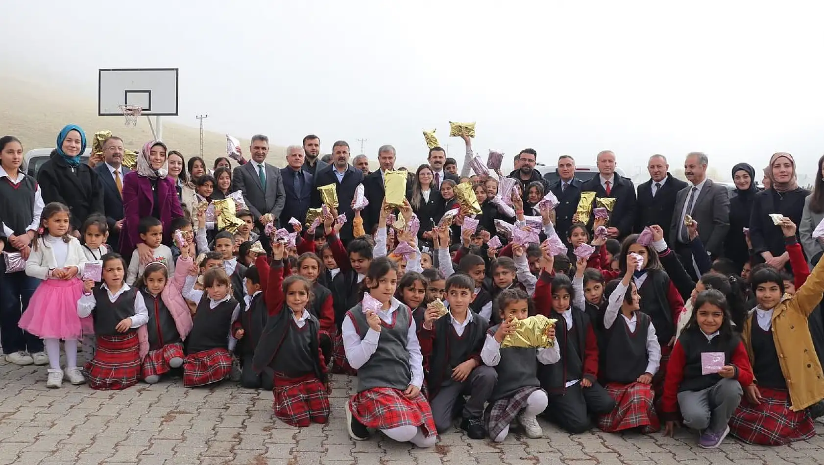 Tutak'ta köy okuluna anlamlı ziyaret gerçekleştirildi