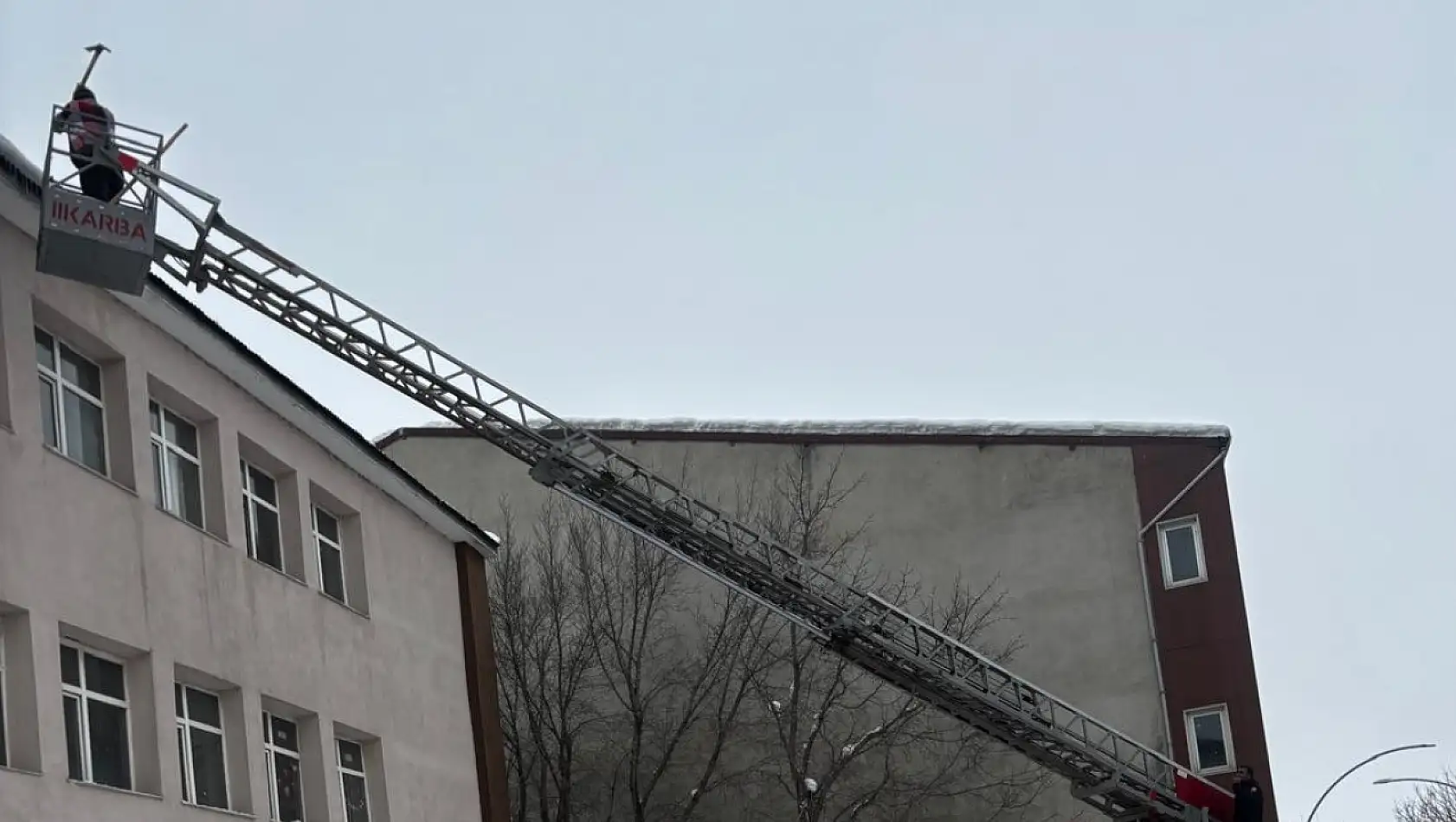 Tutak'ta okullar ikinci döneme hazır: Buzlar tek tek temizlendi