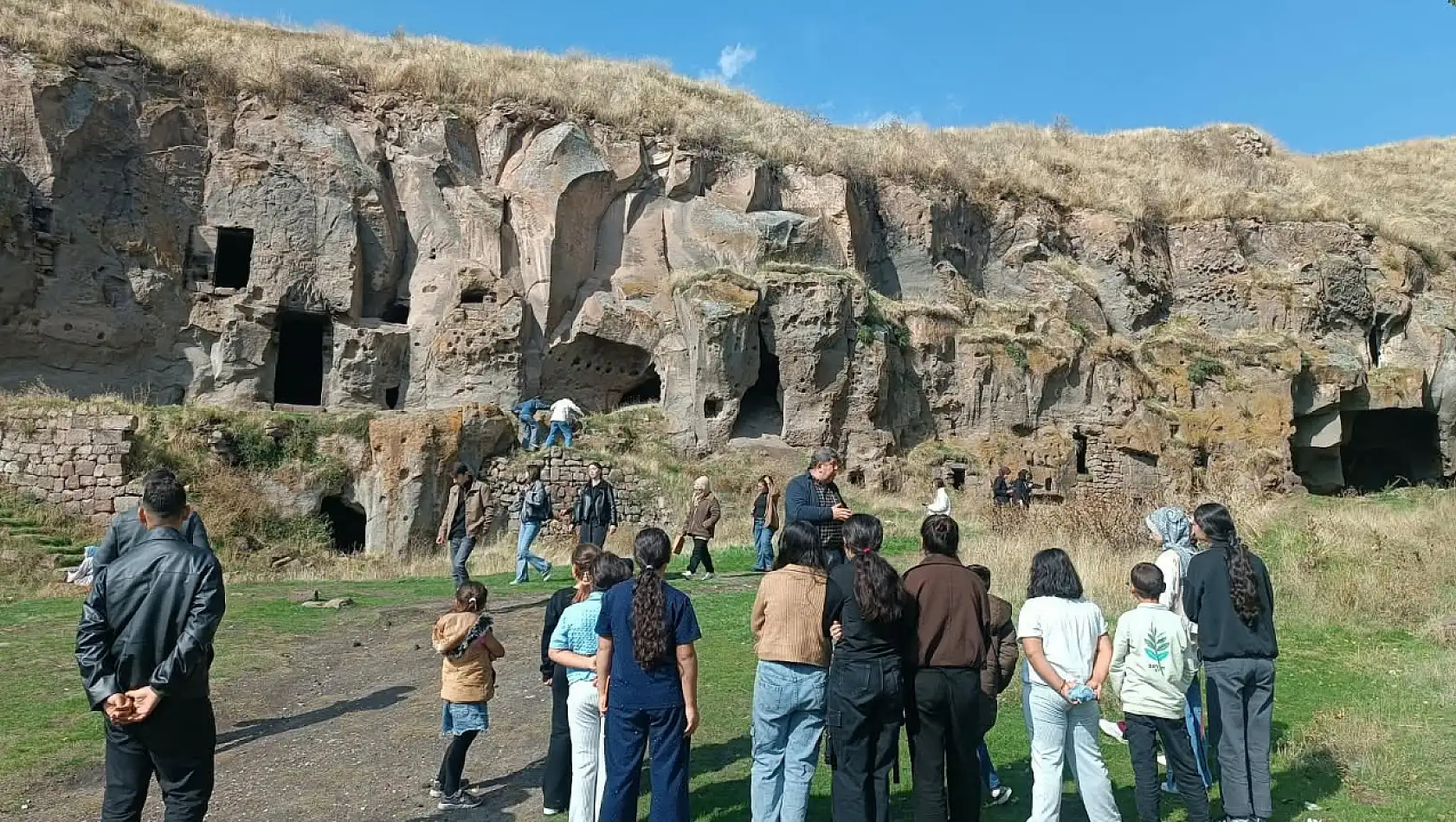 Tutaklı çocuklar Ahlat'ta tarihe yolculuk yaptı
