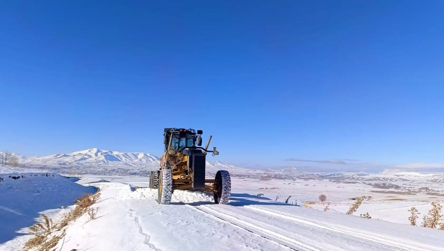 Van'da kar yağışı 206 yerleşim yerini ulaşıma kapadı, çalışmalar sürüyor