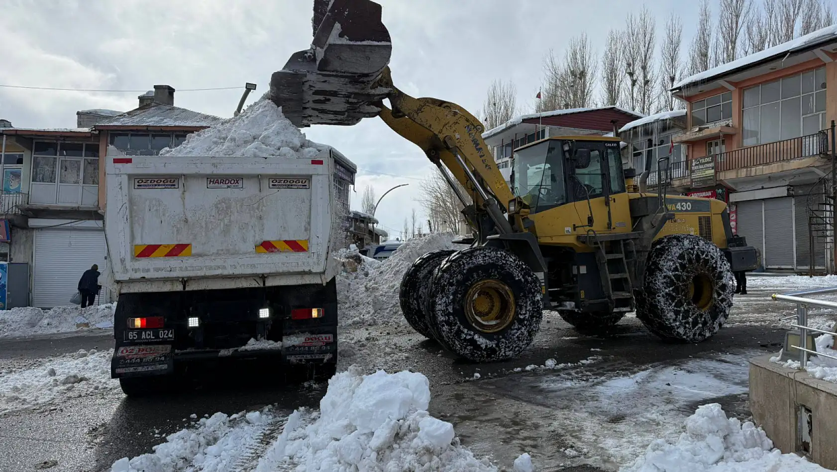Van'ın Başkale İlçesinde Karla Mücadele Çalışmaları Aralıksız Sürüyor