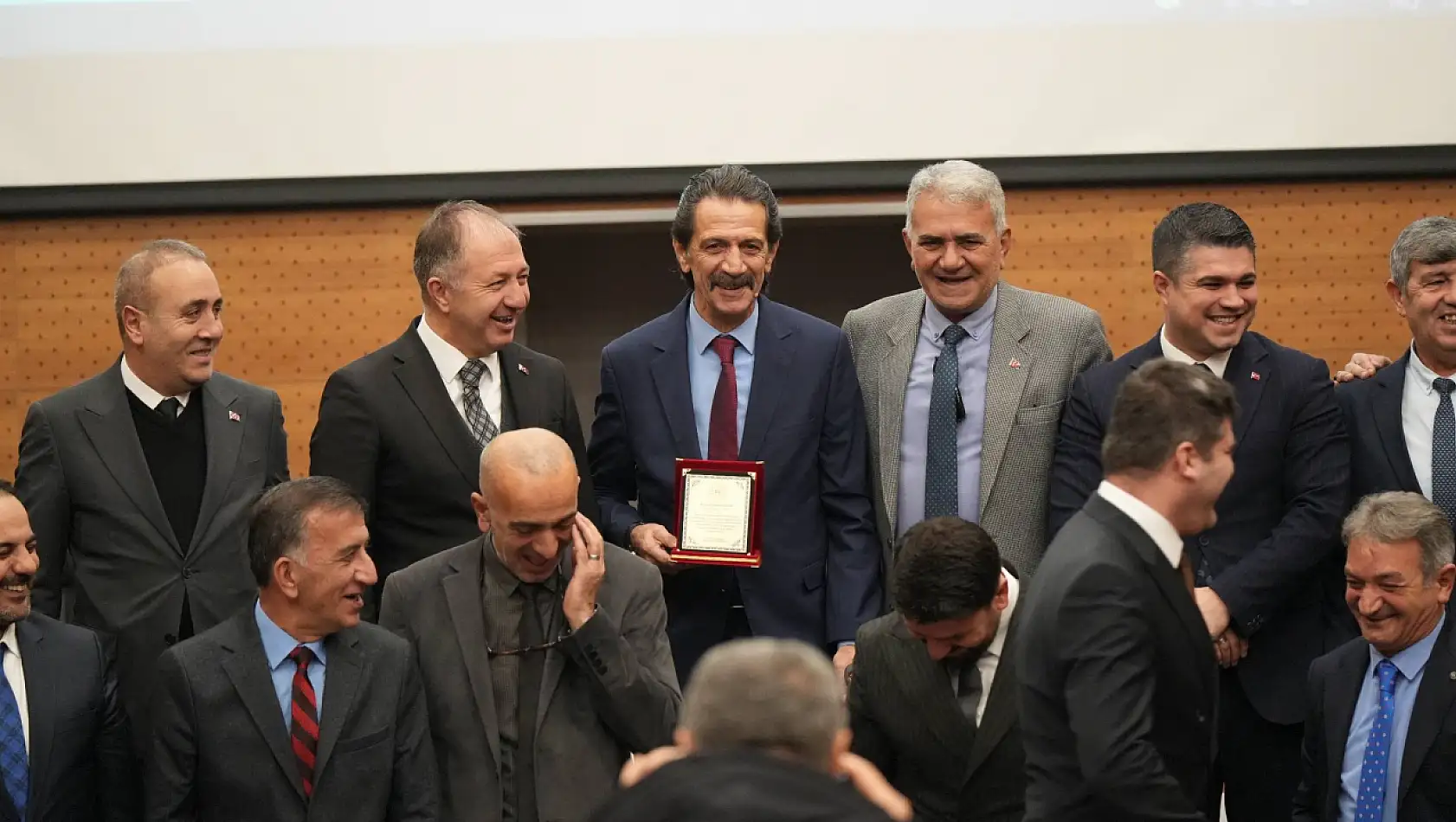 Vedat Engin'e Emeklilik Plaketi Takdim Edildi