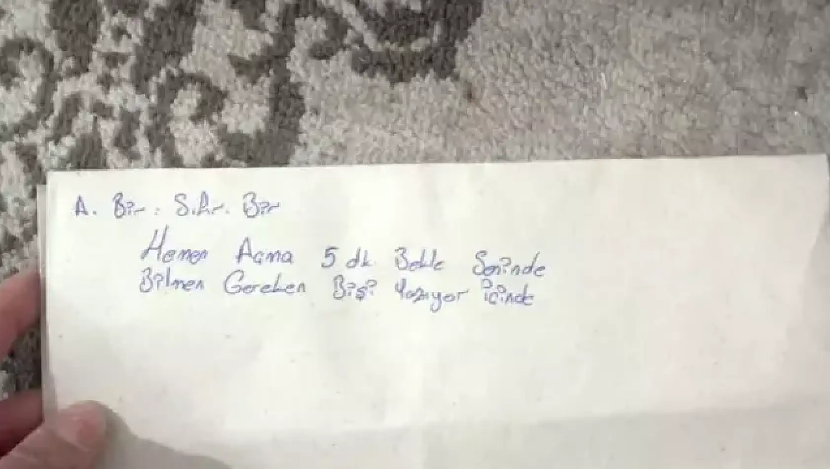 Zincir markette çalışan genç kız, kendisine aşık olan askerin mektubunu paylaştı