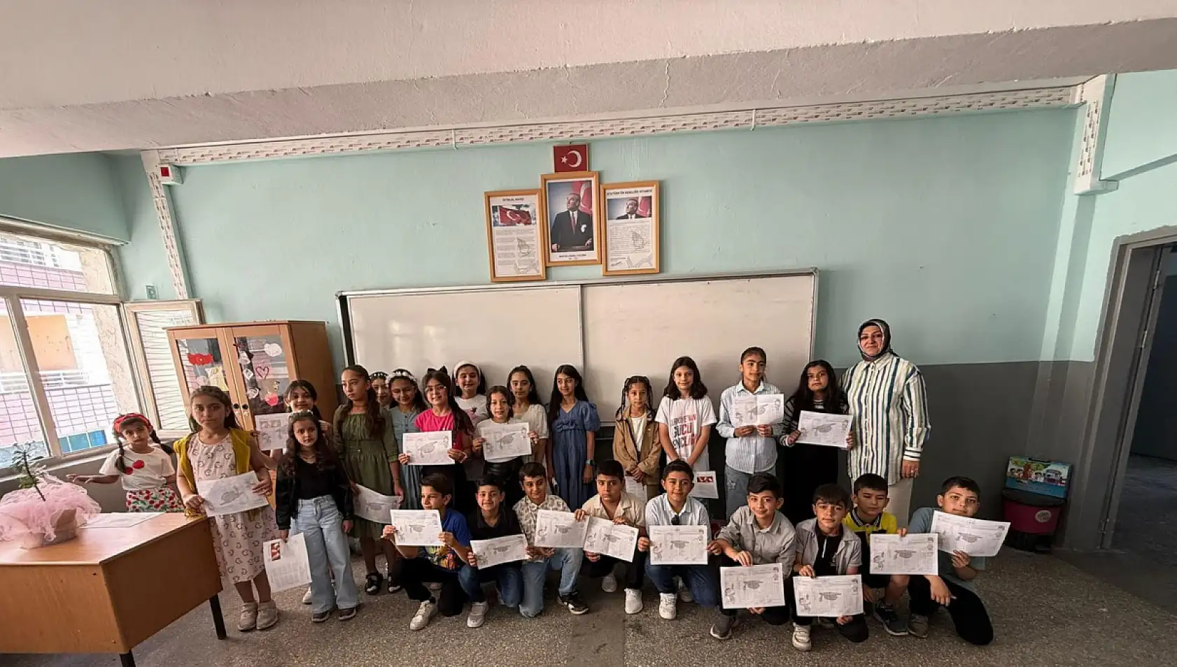Ağrı'da küçük mezunlar öğretmenlerine sarılarak veda etti
